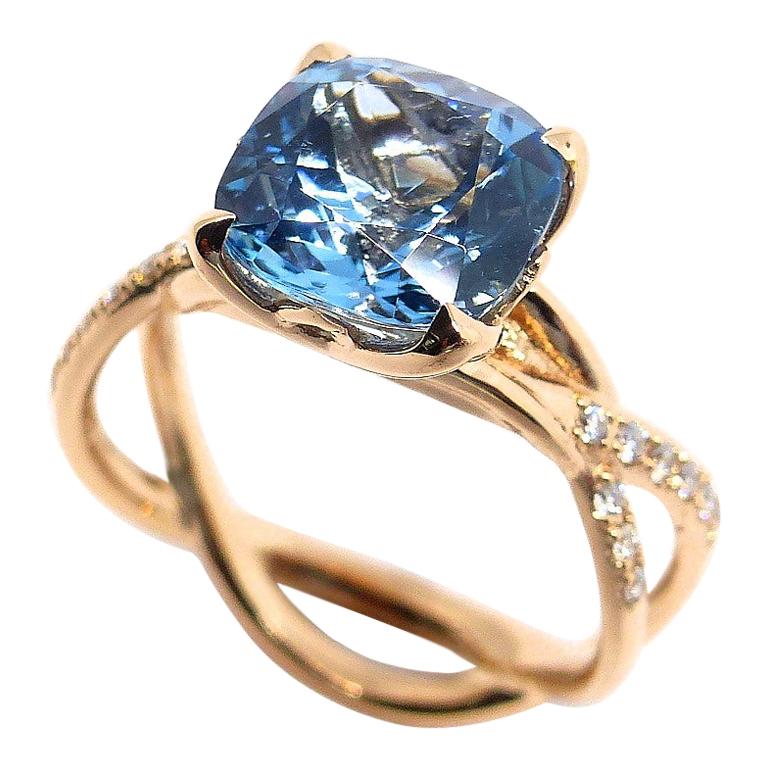 Ring aus Roségold mit 1 Aquamarin in Kissenform 9x9mm und Diamanten.