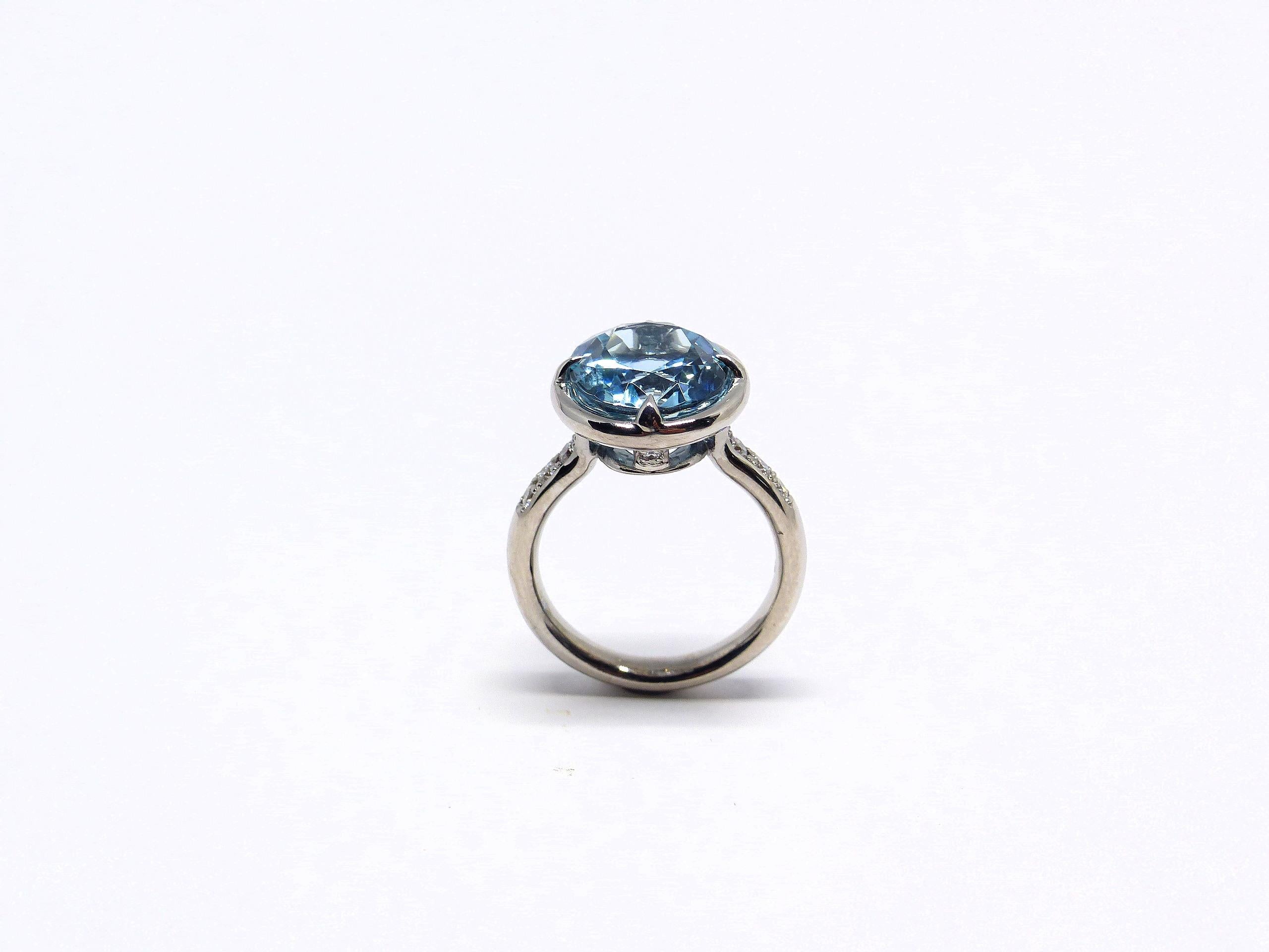 LEYSER 18k White Gold Ring with 1 Aquamarine (oval, 13x11mm) and Diamonds In New Condition For Sale In Idar-Oberstein, DE