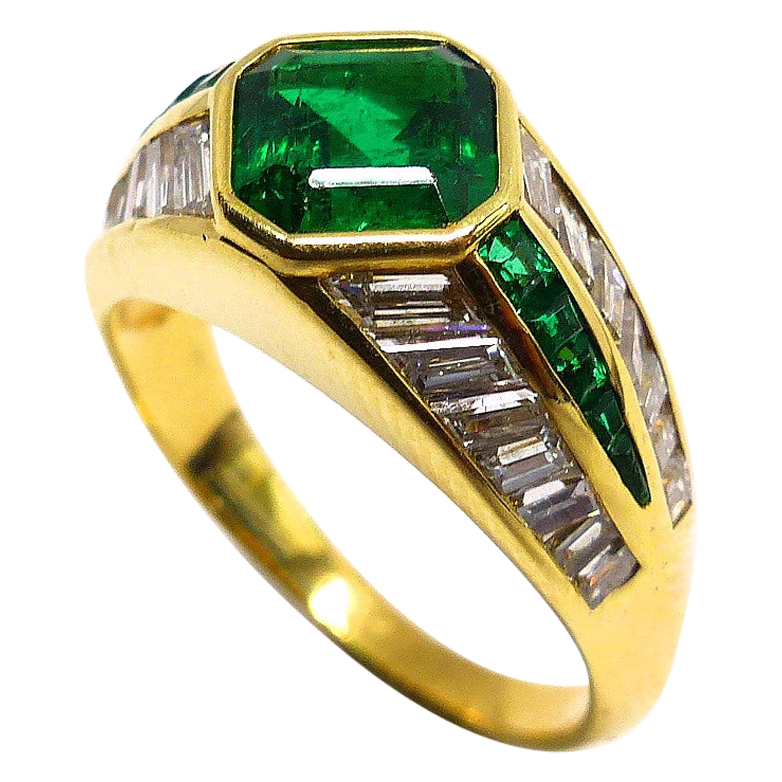 18k Yellow Gold Ring, set with: 

1x Fine Emerald in a magnificent deep green colour, no oil, Origin: Zimbabwe, Sandawana mine (very rare), facetted, octagonal shape, 6.5mm, 1.34ct 

10x Emeralds (trapeze-cut, 0.35ct) 

28x Diamonds (trapeze-cut,