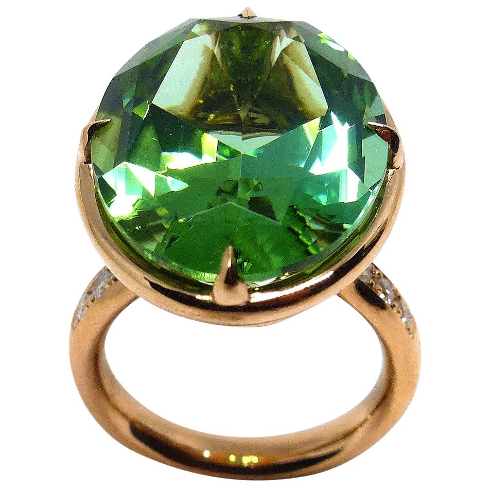Bague en or rose sertie d'une fine tourmaline verte (ovale, 20,03 carats) et de diamants en vente