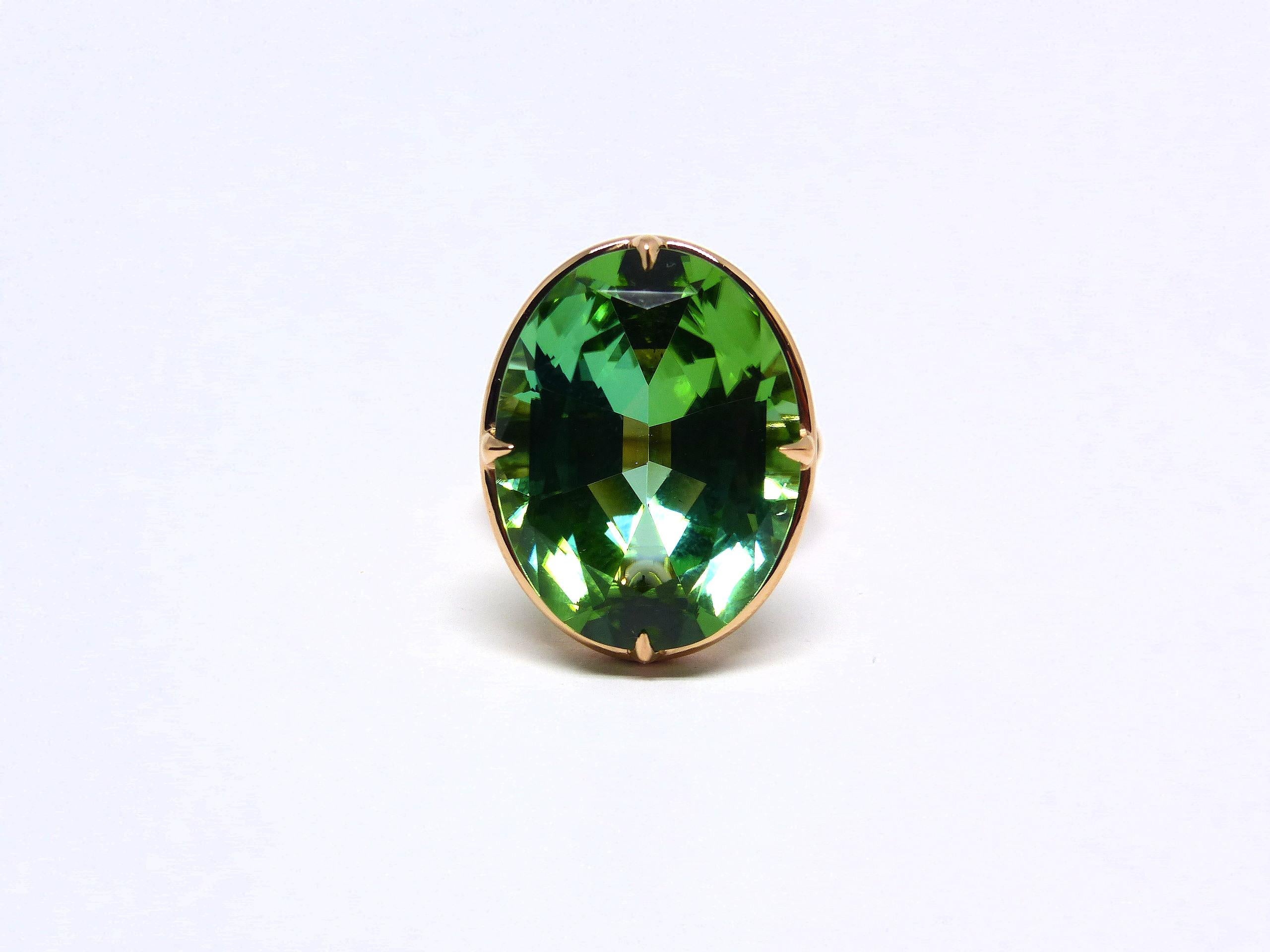 Bague en or rose sertie d'une fine tourmaline verte (ovale, 20,03 carats) et de diamants Neuf - En vente à Idar-Oberstein, DE
