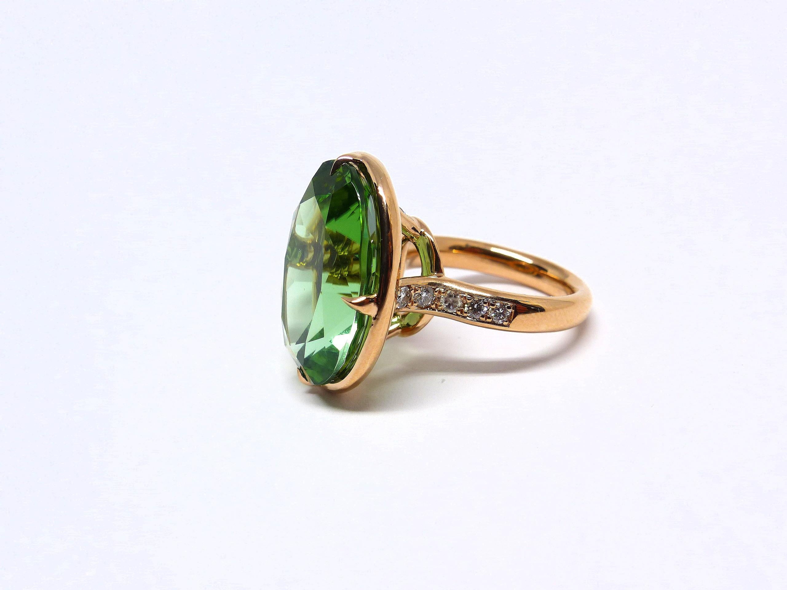 Contemporary Rose Gold Ring set with fine Green Tourmaline (oval, 20.03ct) and Diamonds For Sale