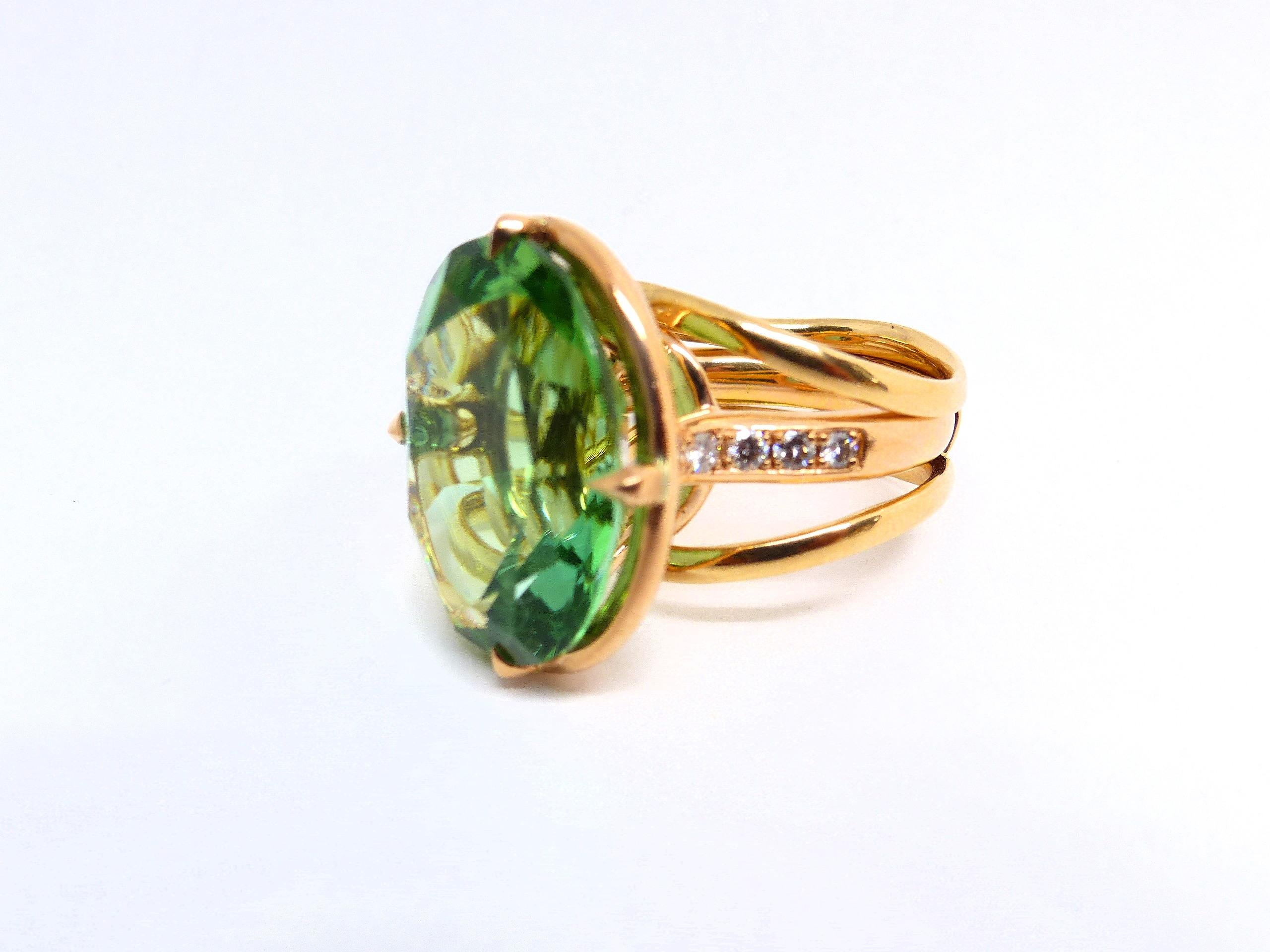 Bague en or rose sertie d'une fine tourmaline verte (ovale, 20,03 carats) et de diamants en vente 2