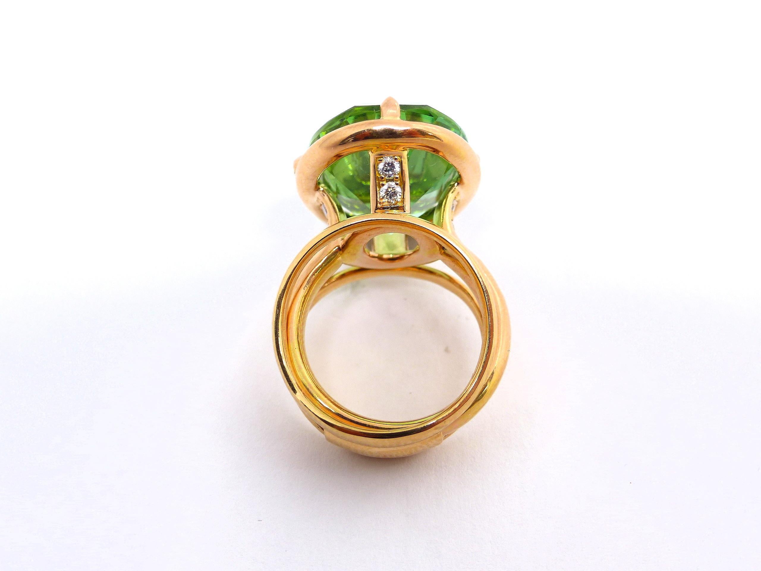 Bague en or rose sertie d'une fine tourmaline verte (ovale, 20,03 carats) et de diamants en vente 3