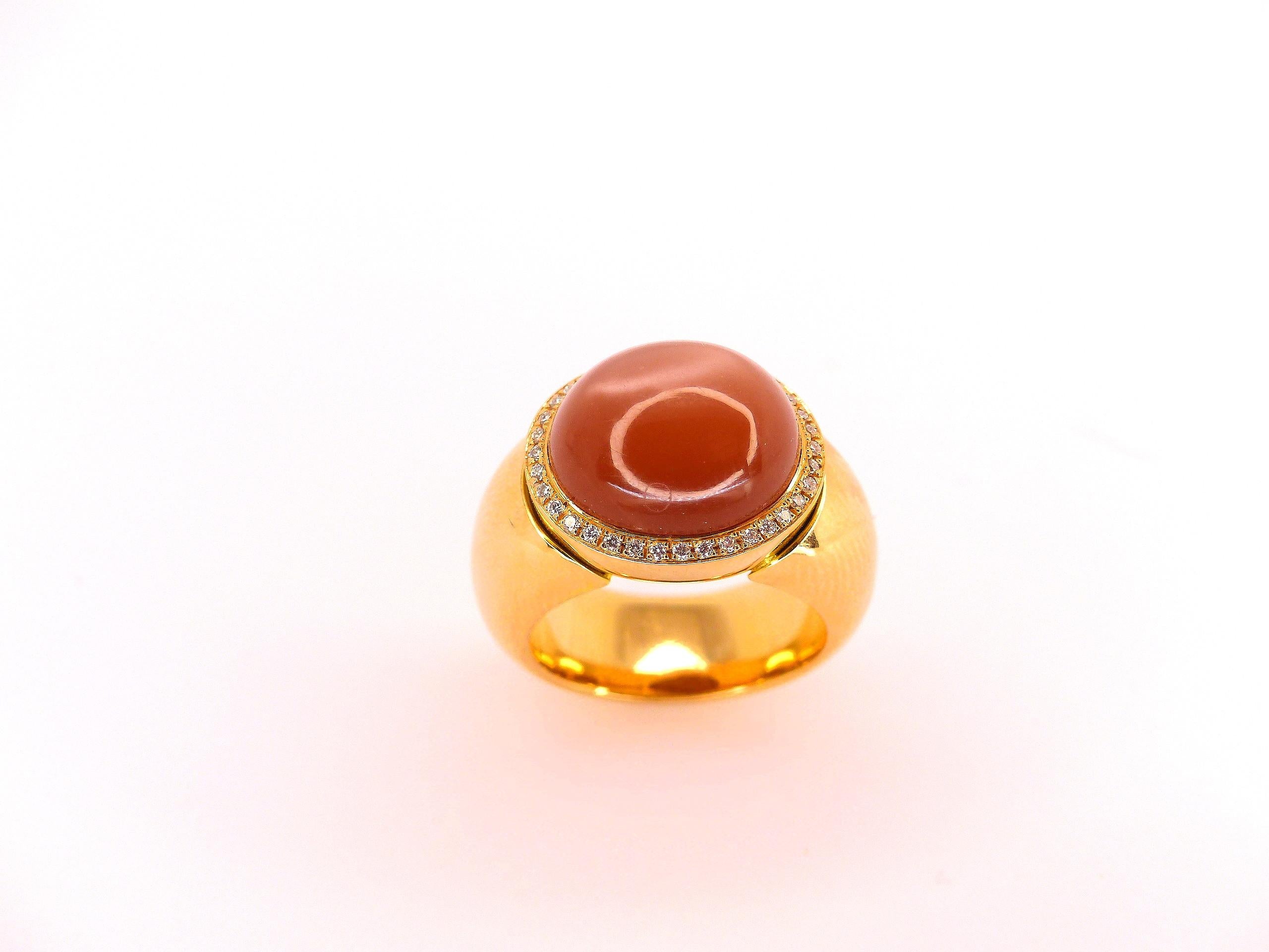 Dieser Ring aus 18k Roségold (27,54g) ist mit 1x feinem Mondstein in prächtiger Schokoladenfarbe besetzt (oval, 14x12 mm, 8,59ct).

Ringgröße: 7 (14.5) 