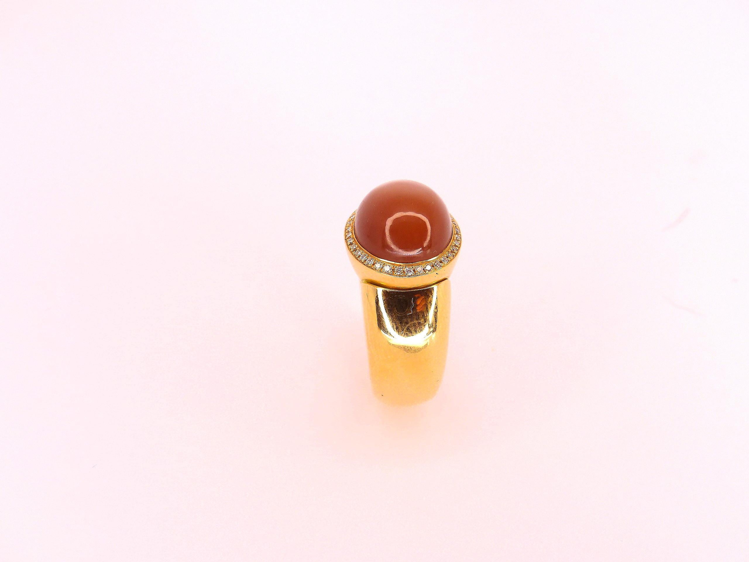 Contemporain  Bague en or rose avec 1 pierre de lune brune ovale de 14 x 12 mm et 42 diamants. en vente