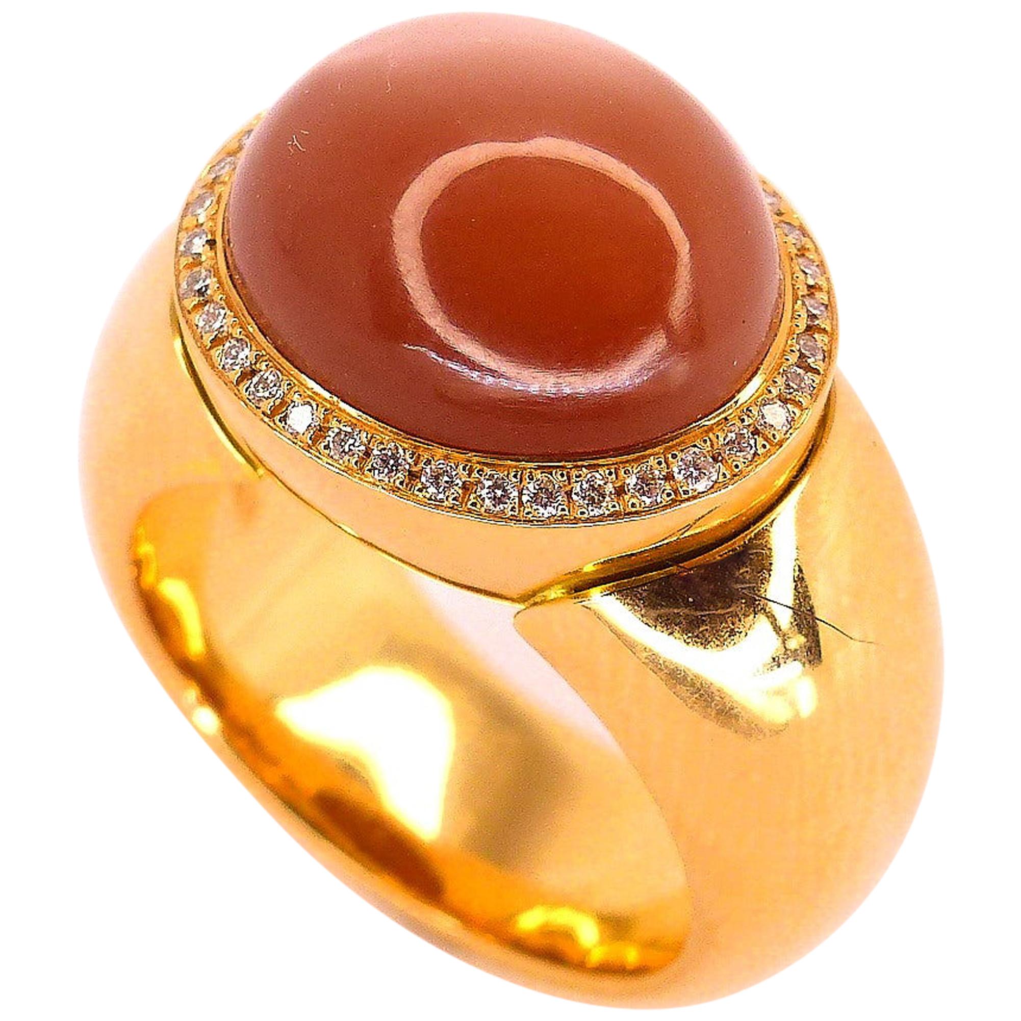  Bague en or rose avec 1 pierre de lune brune ovale de 14 x 12 mm et 42 diamants. en vente