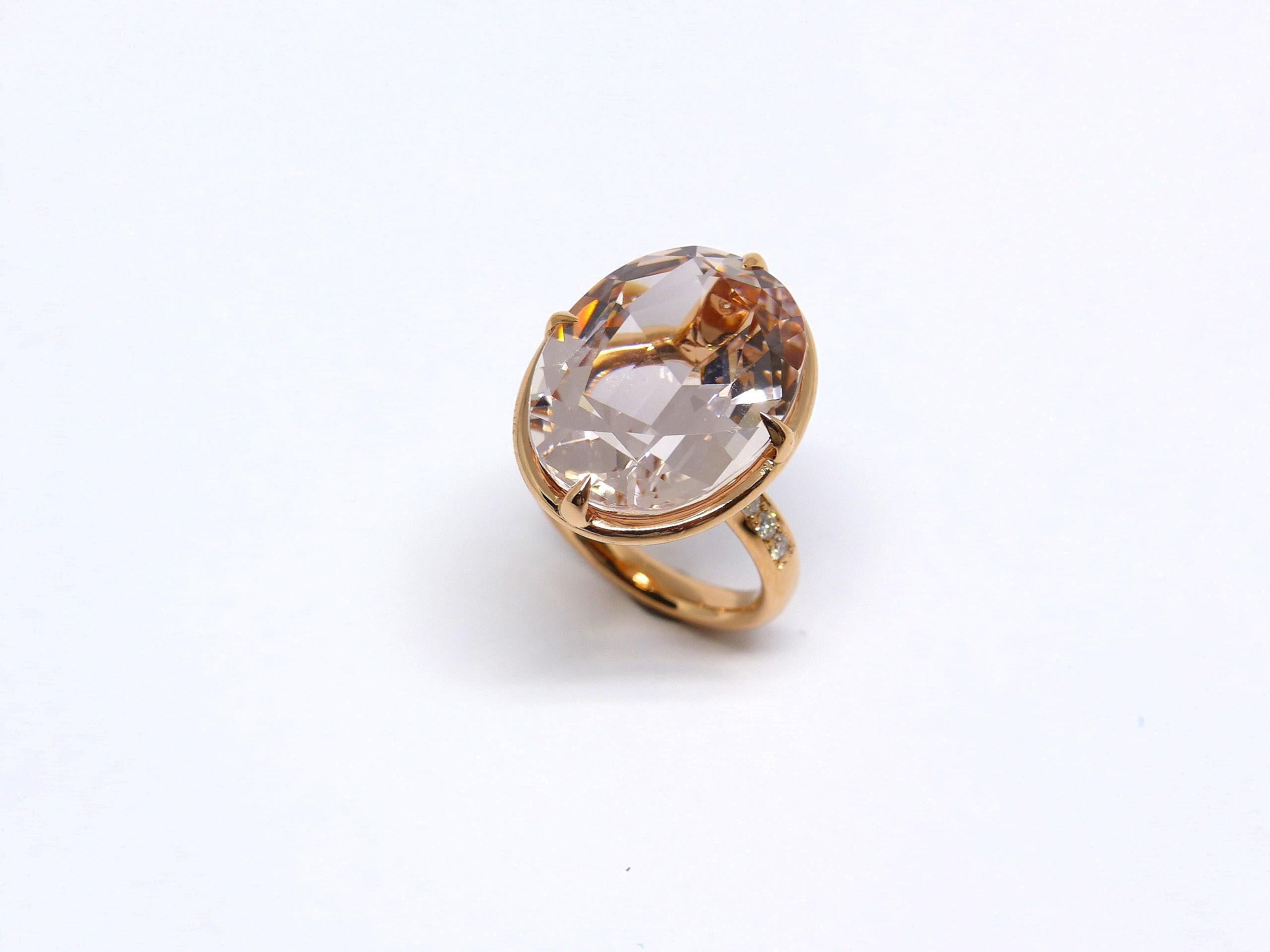Ring in Rose Gold with 1 Morganite oval 21x16mm and Diamonds  In New Condition For Sale In Idar-Oberstein, DE
