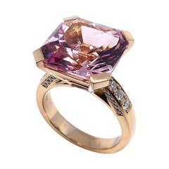 Ring in Rose Gold with 1 Morganite, 8, 14ct., Asscher Cut with Diamonds.