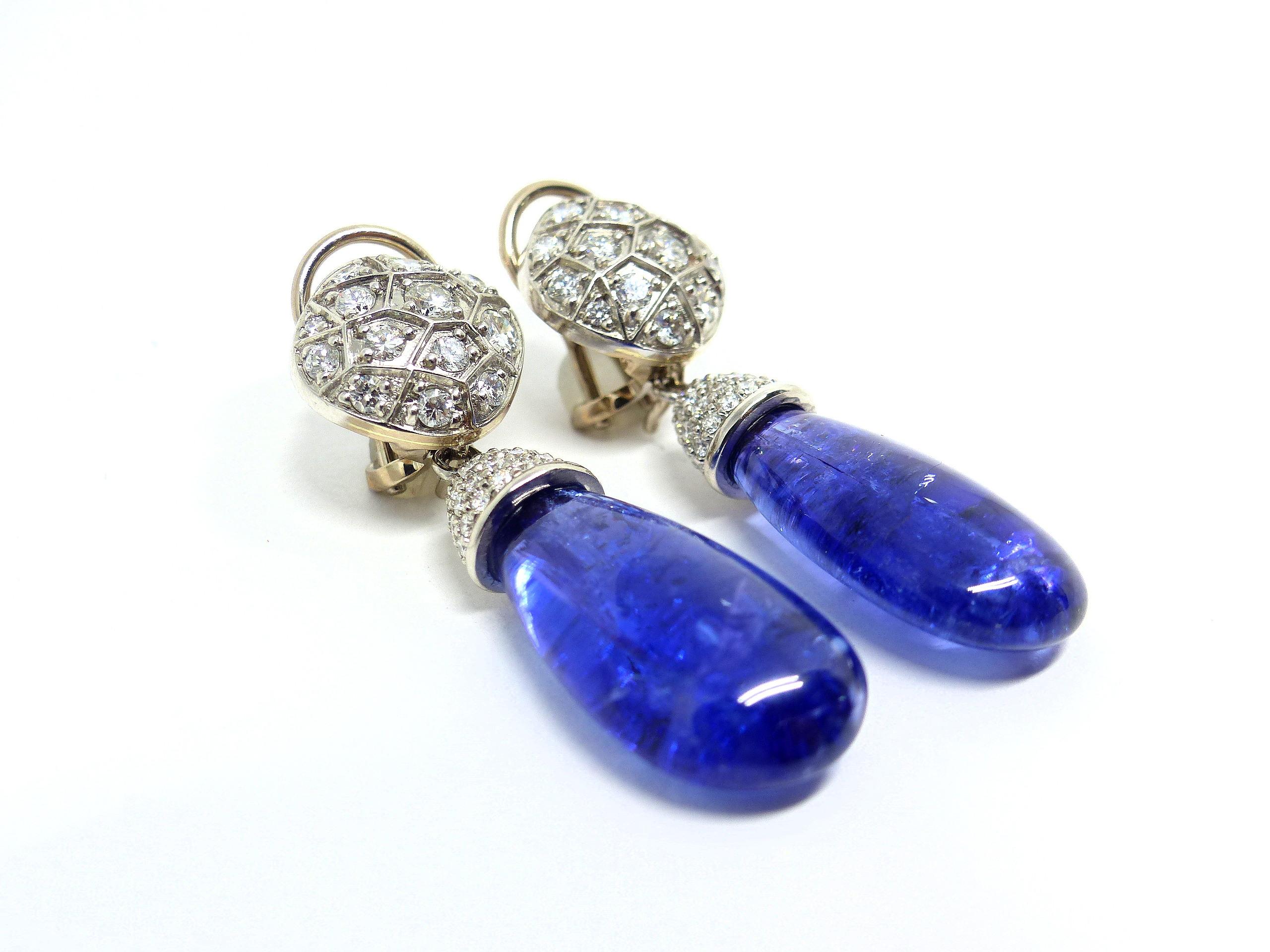 Thomas Leyser est réputé pour ses créations de bijoux contemporains utilisant des pierres précieuses fines.

Ces boucles d'oreilles en or blanc 18 carats (11,80 g) sont serties de 2 tanzanites de couleur bleu intense (taille briolet, 25x13x7,5 mm,