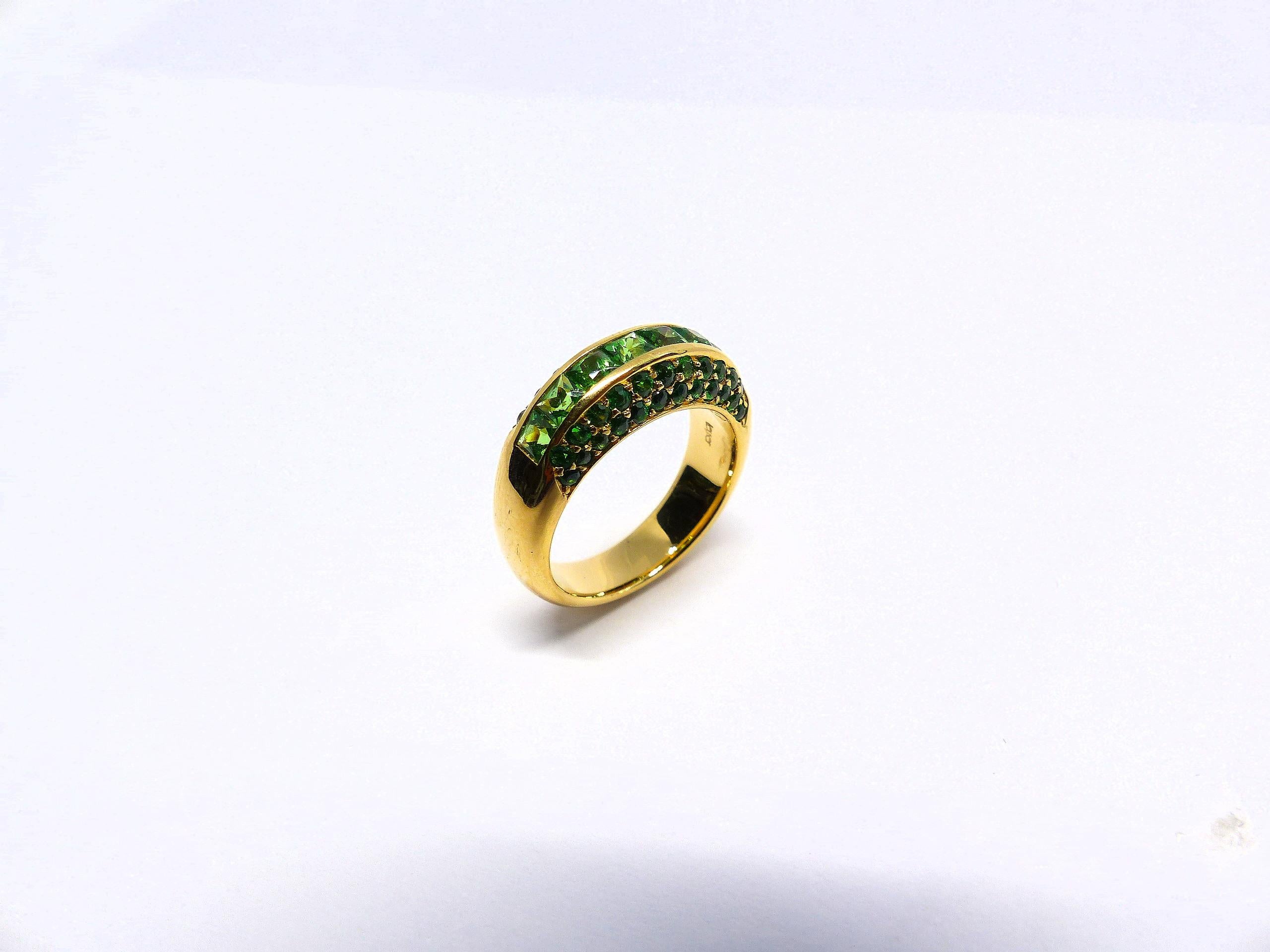 Thomas Leyser ist bekannt für seine zeitgenössischen Schmuckentwürfe unter Verwendung edler Edelsteine.

Dieser Ring aus 18 Karat Roségold ist mit 8 feinen Tsavoriten (facettiert, quadratischer Schliff, 3 mm, 1,56cts) + 46 Tsavoriten (rund, 1,5 mm,
