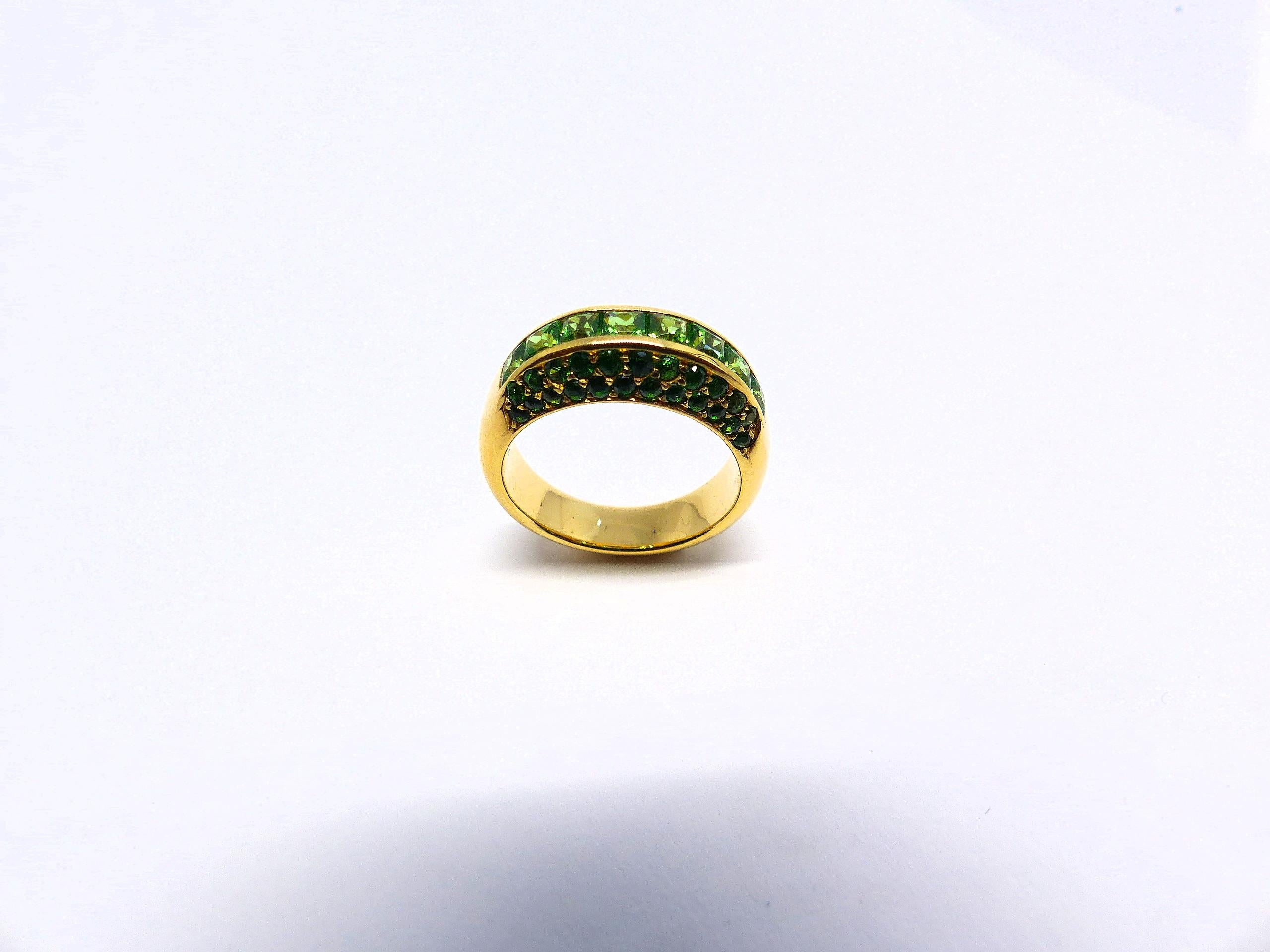 Ring aus Roségold mit quadratischen Tsavorit- und runden Kanalfassungen. (Zeitgenössisch) im Angebot