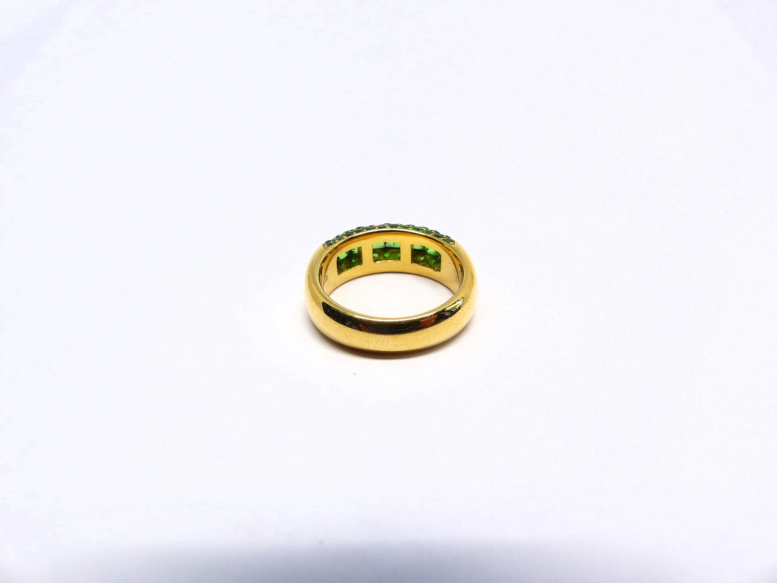 Ring aus Roségold mit quadratischen Tsavorit- und runden Kanalfassungen. (Carréeschliff) im Angebot