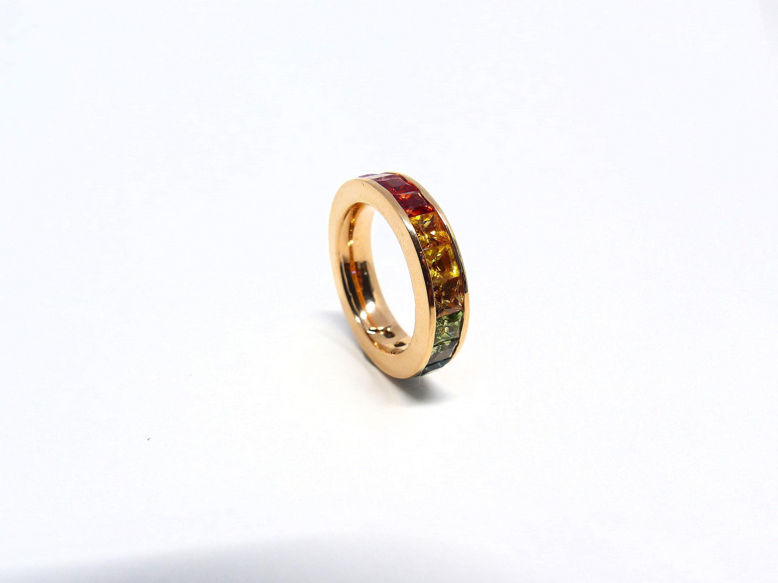 Thomas Leyser ist bekannt für seine zeitgenössischen Schmuckentwürfe unter Verwendung edler Edelsteine.

Dieser Ring aus 18 Karat Roségold (7,95 g) ist mit 21 feinen mehrfarbigen Saphiren (Prinzess-Schliff, 3 mm, 4,04ct) besetzt.

Ringgröße 53 (6