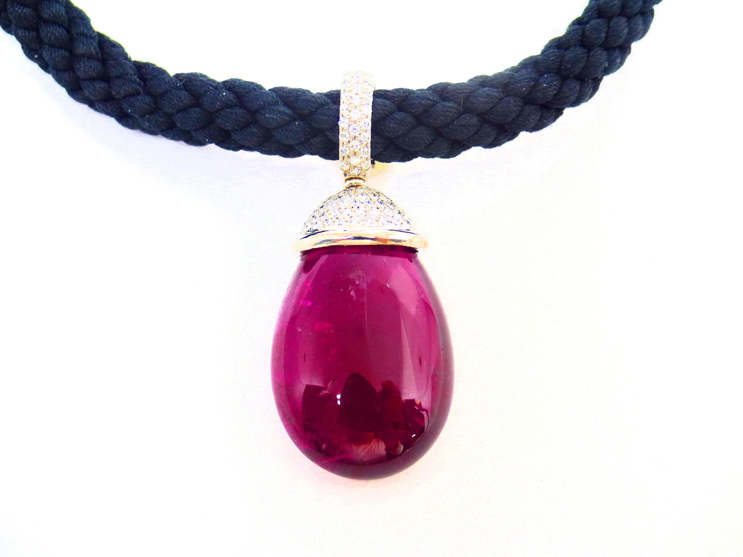 Thomas Leyser est réputé pour ses créations de bijoux contemporains utilisant des pierres précieuses fines.

Ce pendentif en or blanc 18 carats est serti d'une rubéite fine de couleur rouge intense (taille briolette, 33x20.5x10.5mm, 53.13ct) et de