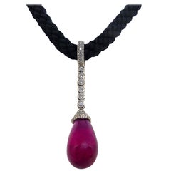 Pendant in White Gold with 1 Rubelite Briolett 26, 92ct. and Diamonds