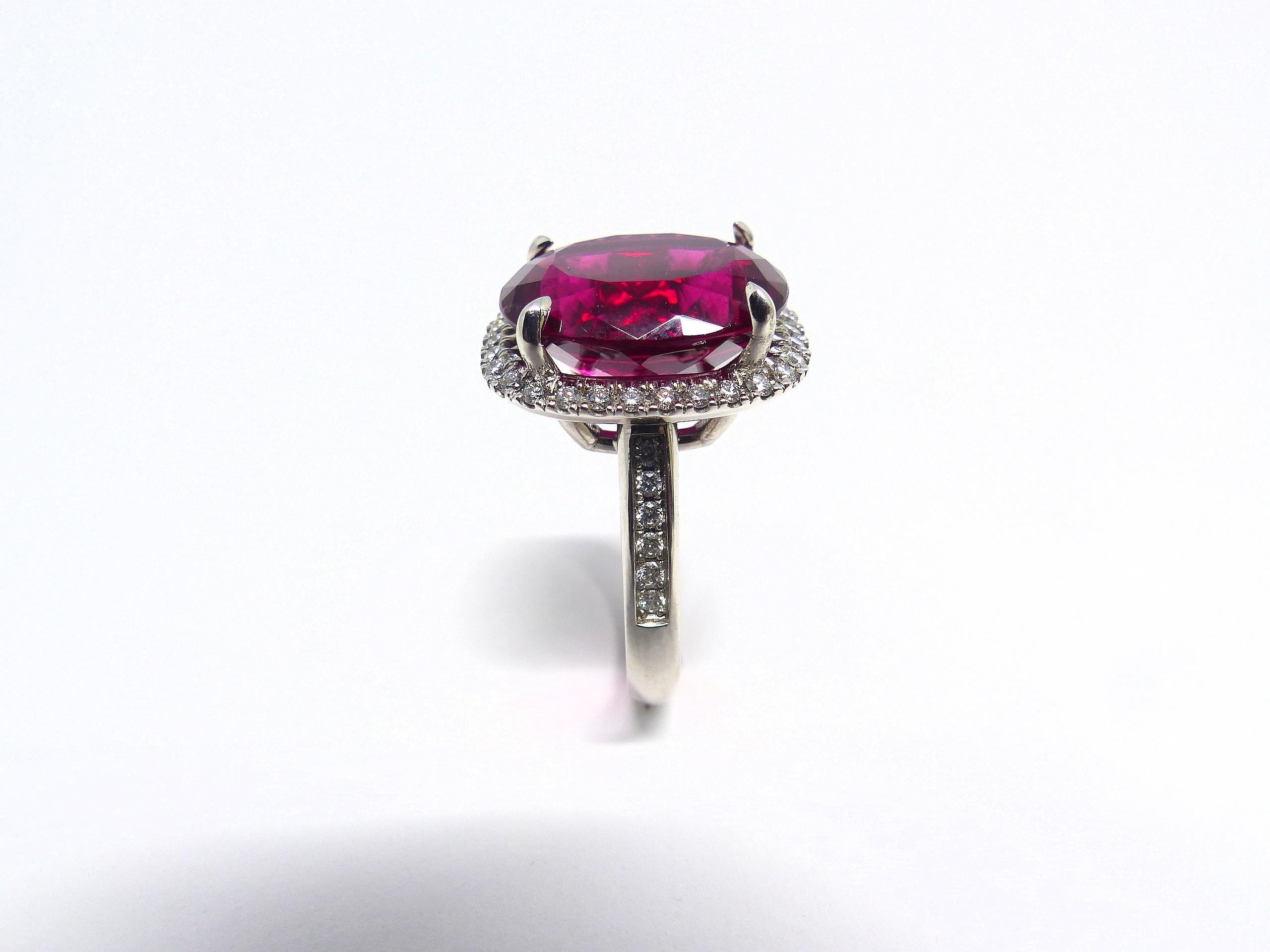 Ring in White Gold with 1 Rubellite 12, 90ct. and 42 Diamonds 0, 55ct.. In New Condition For Sale In Idar-Oberstein, DE