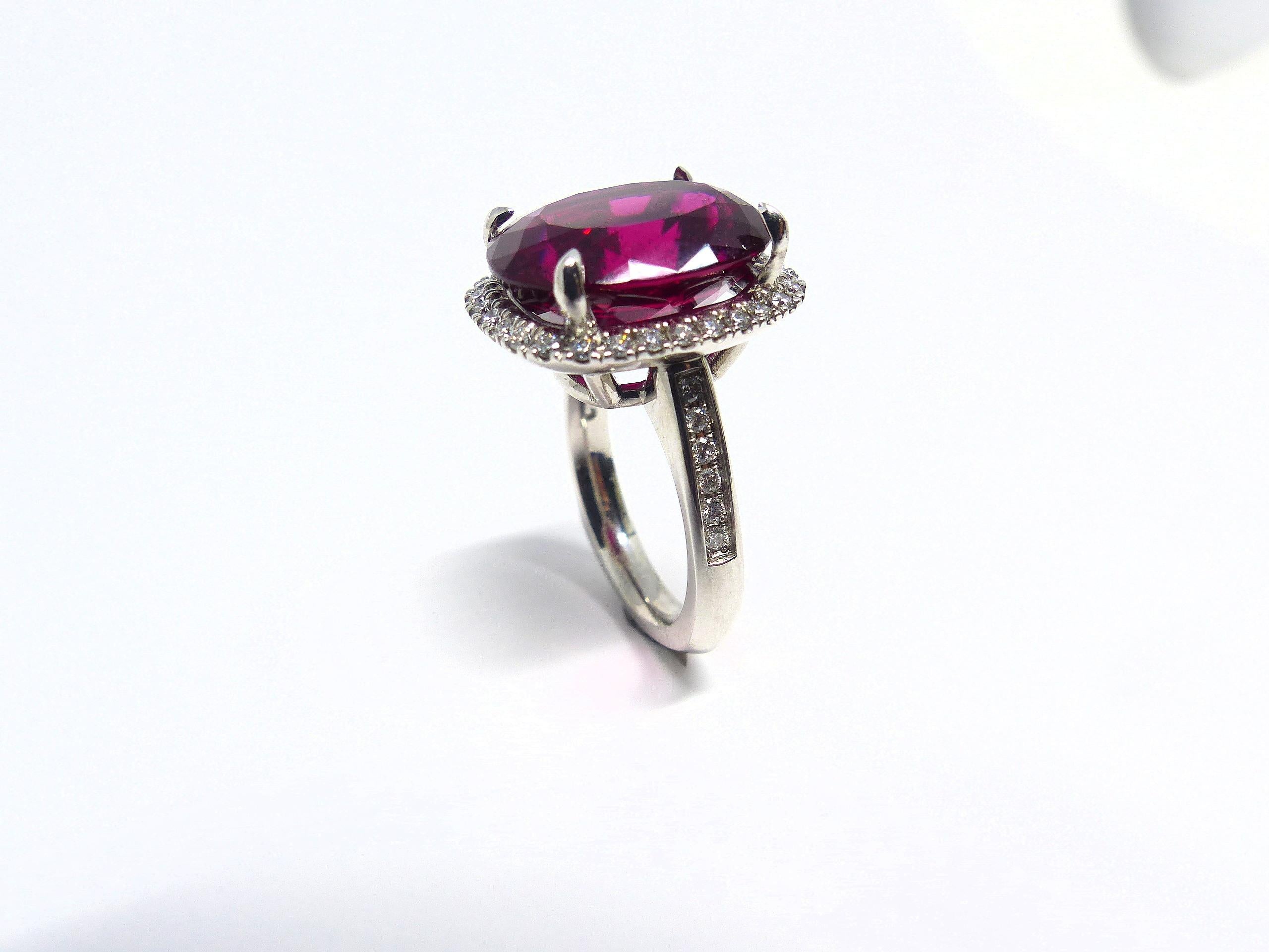 Women's Ring in White Gold with 1 Rubellite 12, 90ct. and 42 Diamonds 0, 55ct.. For Sale