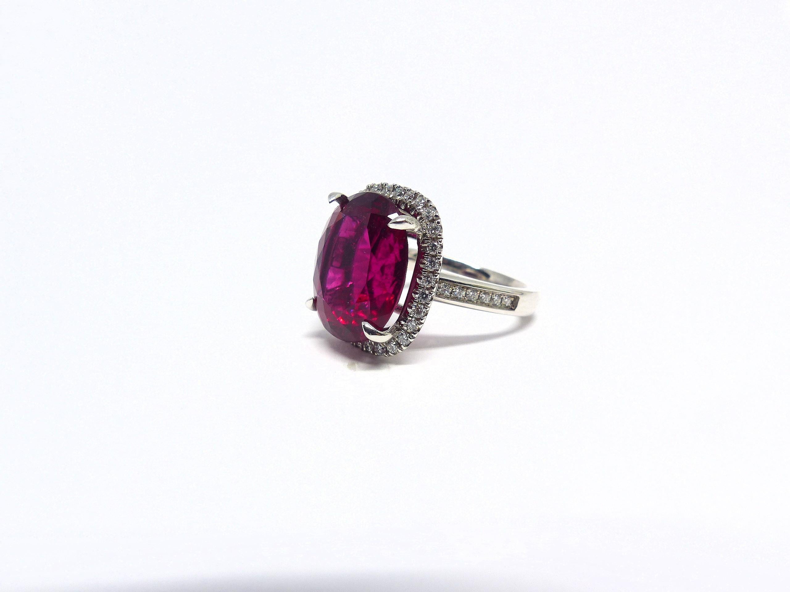 Ring in White Gold with 1 Rubellite 12, 90ct. and 42 Diamonds 0, 55ct.. For Sale 1