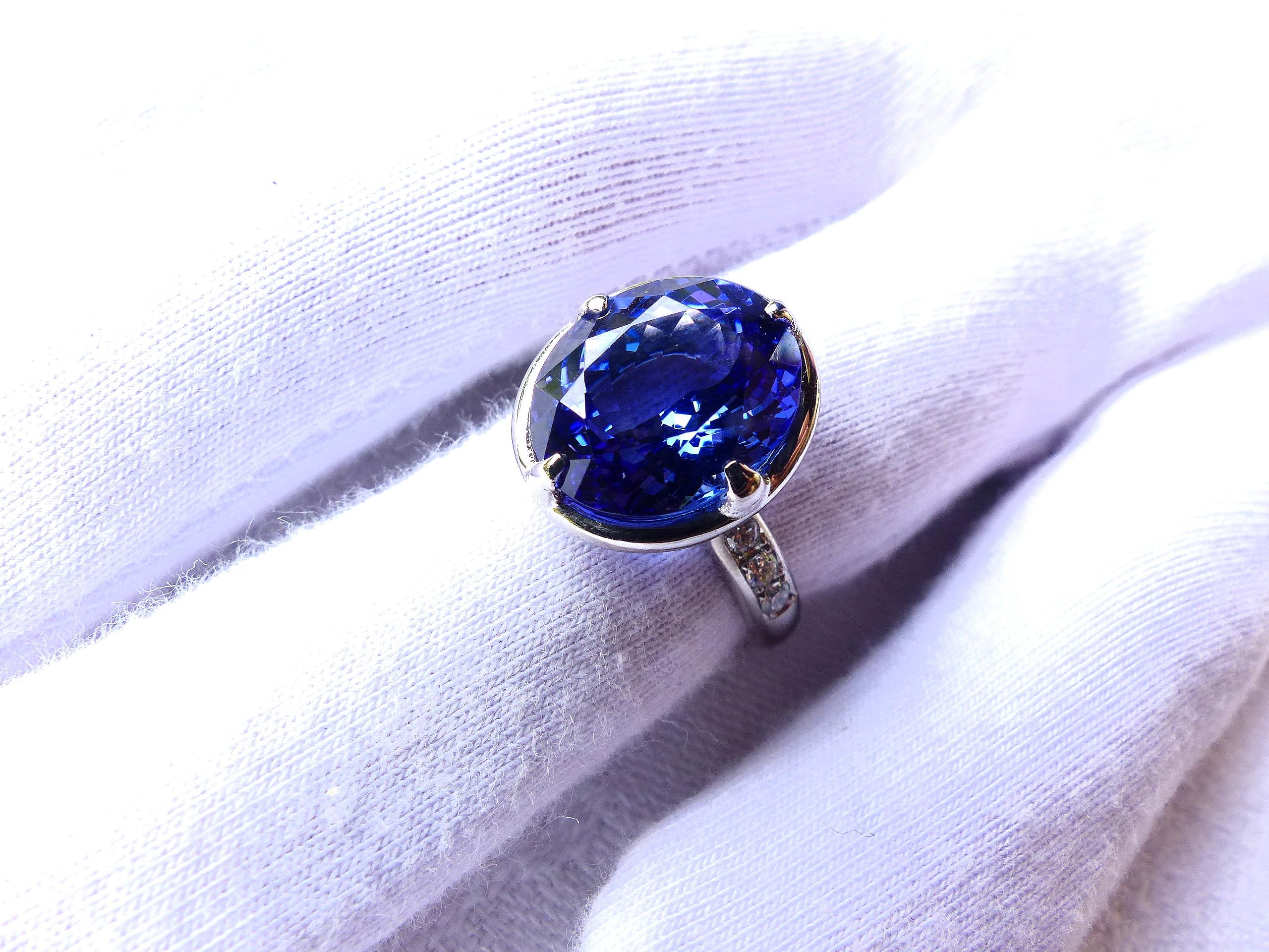 Contemporary Ring in Platinum with 1 Tanzanite oval 13x11mm, 7, 50ct. and Diamonds.