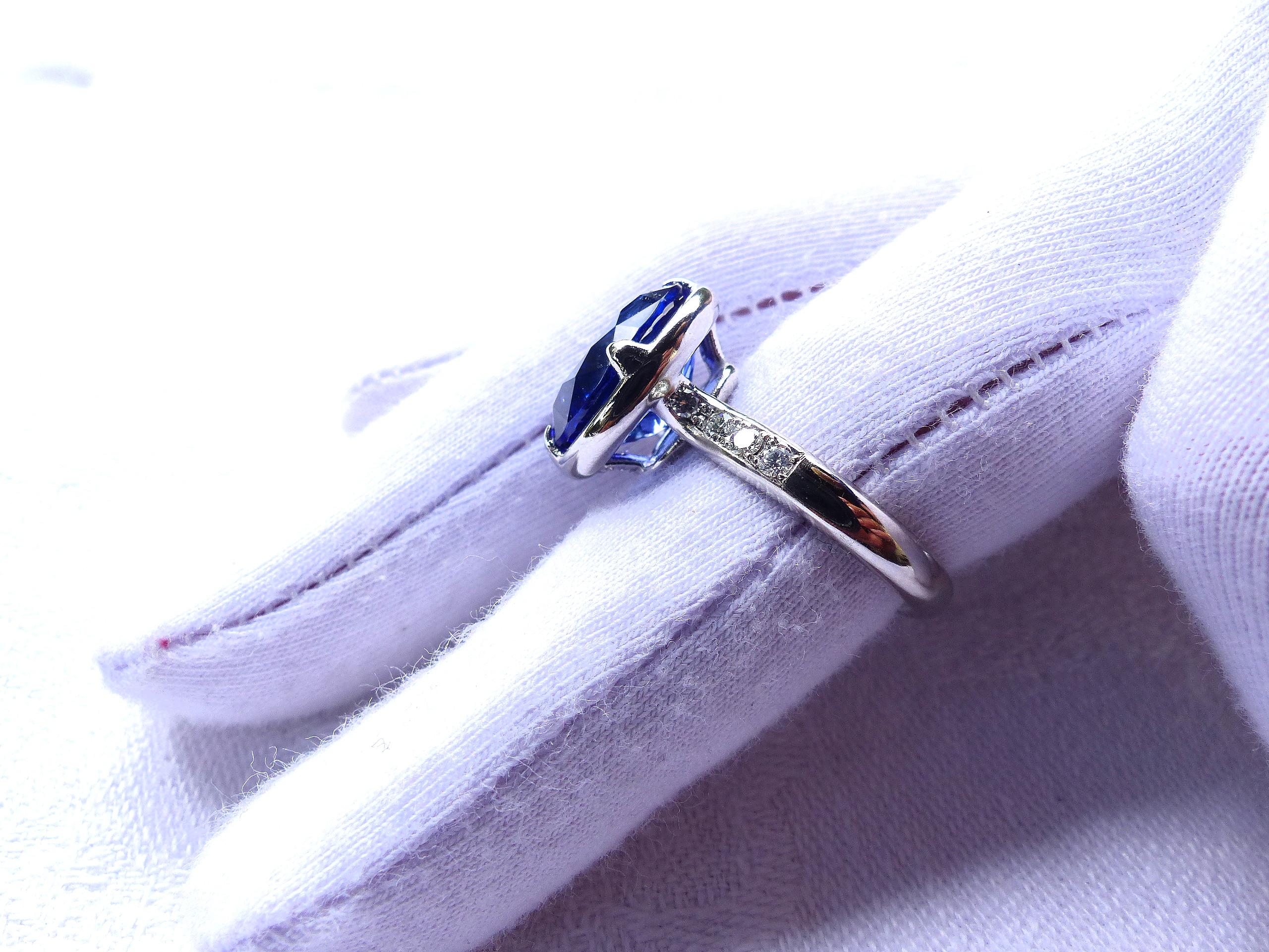 Ring in Platinum with 1 Tanzanite oval 13x11mm, 7, 50ct. and Diamonds. In New Condition In Idar-Oberstein, DE