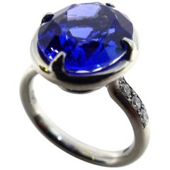 Ring in Platinum with 1 Tanzanite oval 13x11mm, 7, 50ct. and Diamonds.
