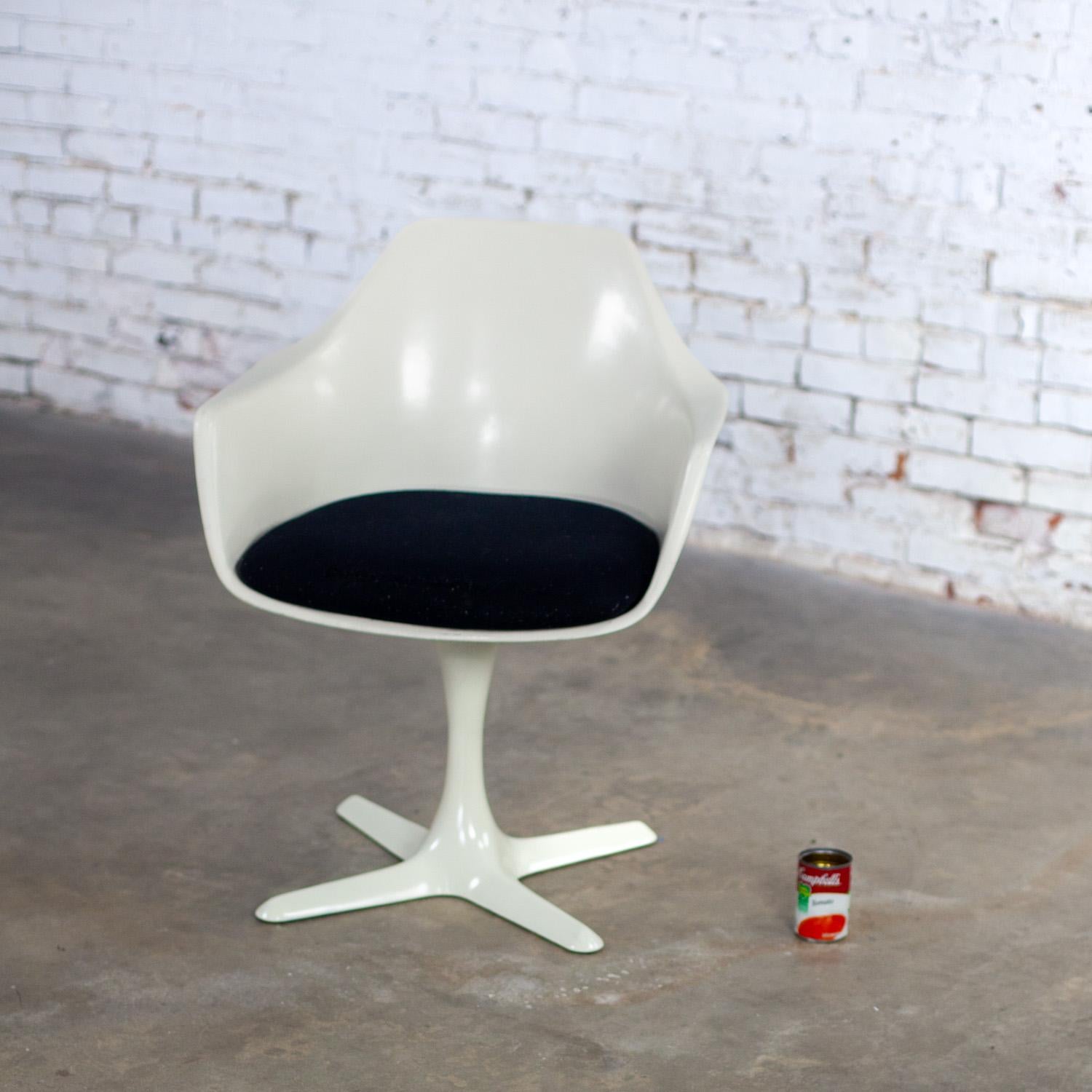 1 Fauteuil tulipe MCM du milieu du 20e siècle avec coque blanche et coussin noir par Burke en vente 4