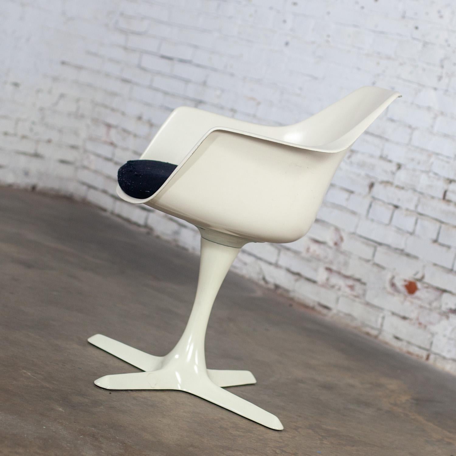 Mid-Century Modern 1 Fauteuil tulipe MCM du milieu du 20e siècle avec coque blanche et coussin noir par Burke en vente