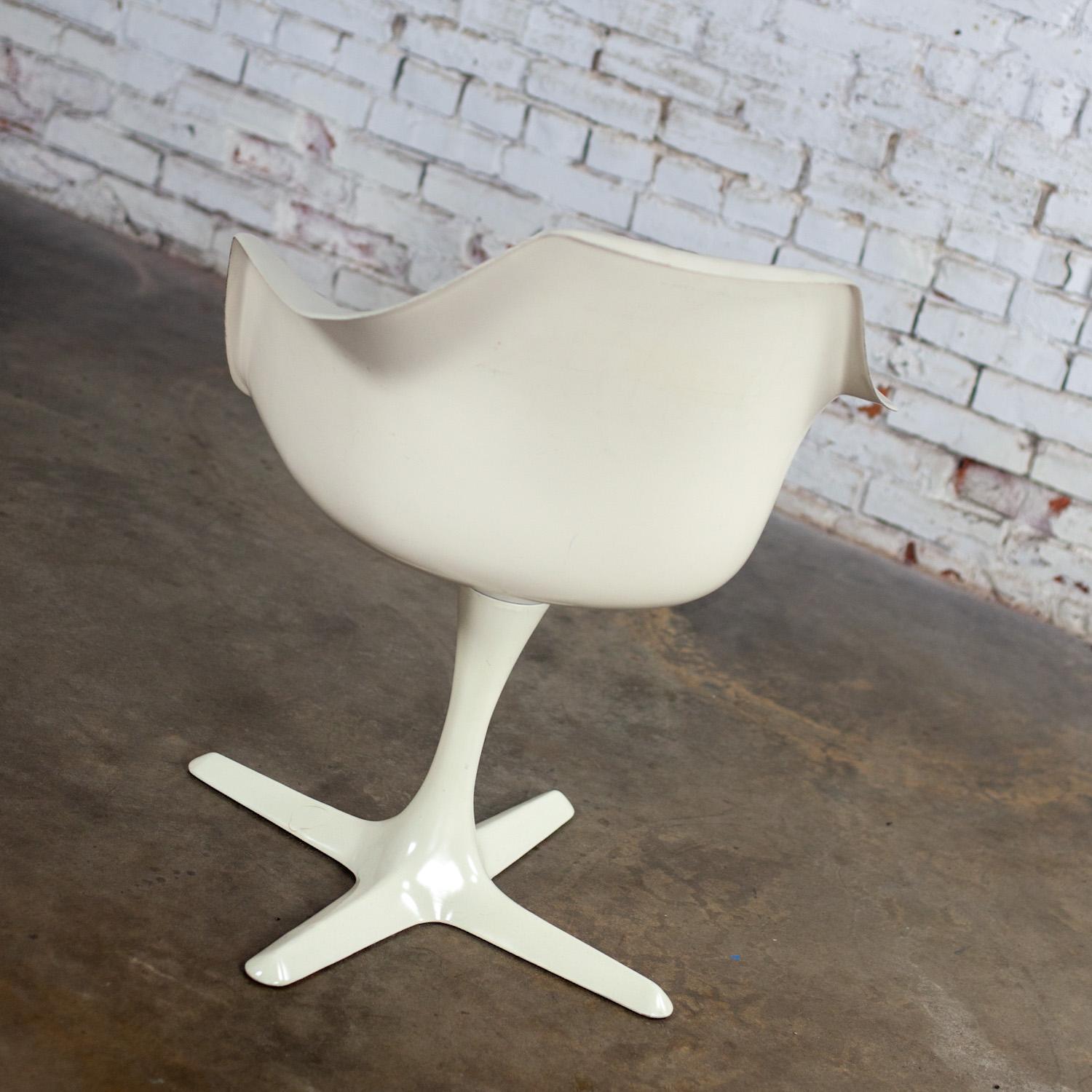 Américain 1 Fauteuil tulipe MCM du milieu du 20e siècle avec coque blanche et coussin noir par Burke en vente
