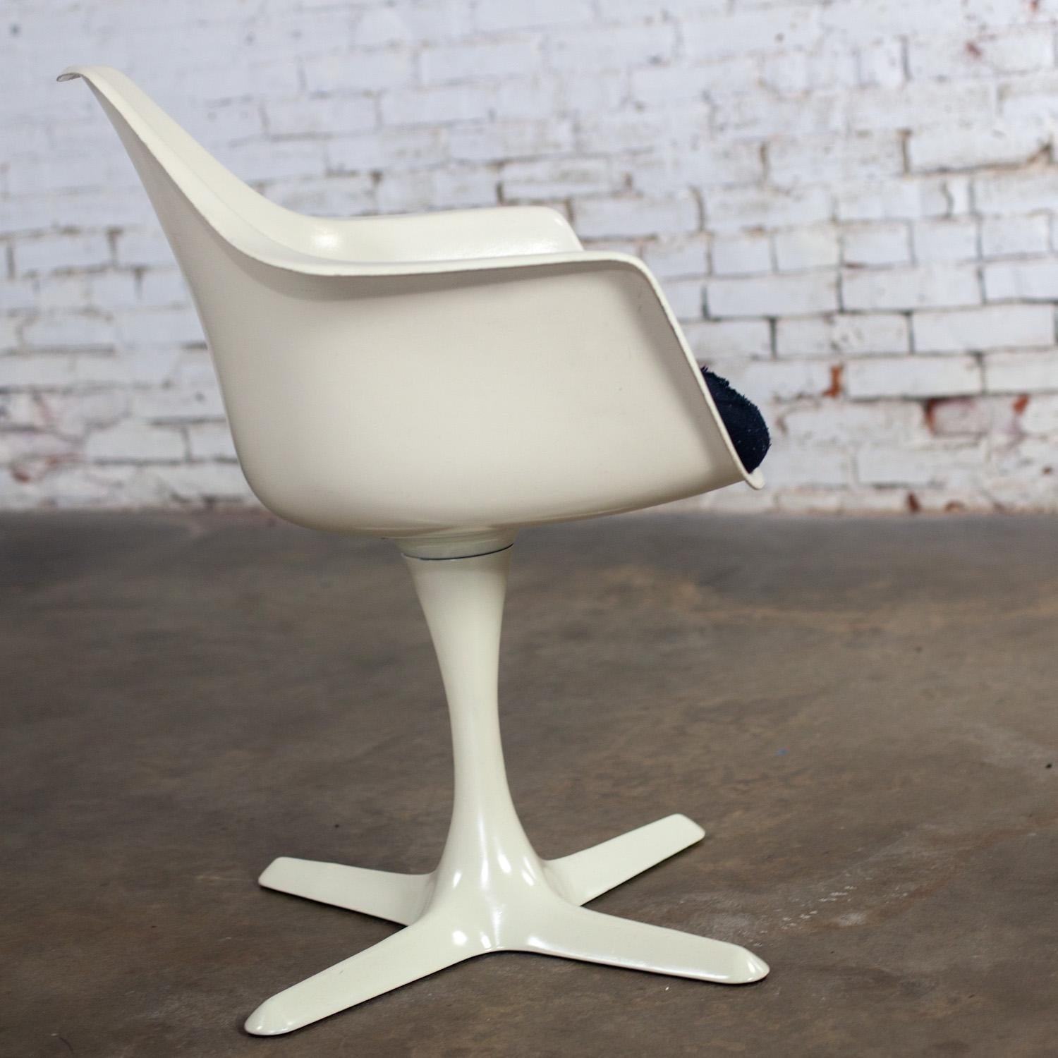 Peint 1 Fauteuil tulipe MCM du milieu du 20e siècle avec coque blanche et coussin noir par Burke en vente
