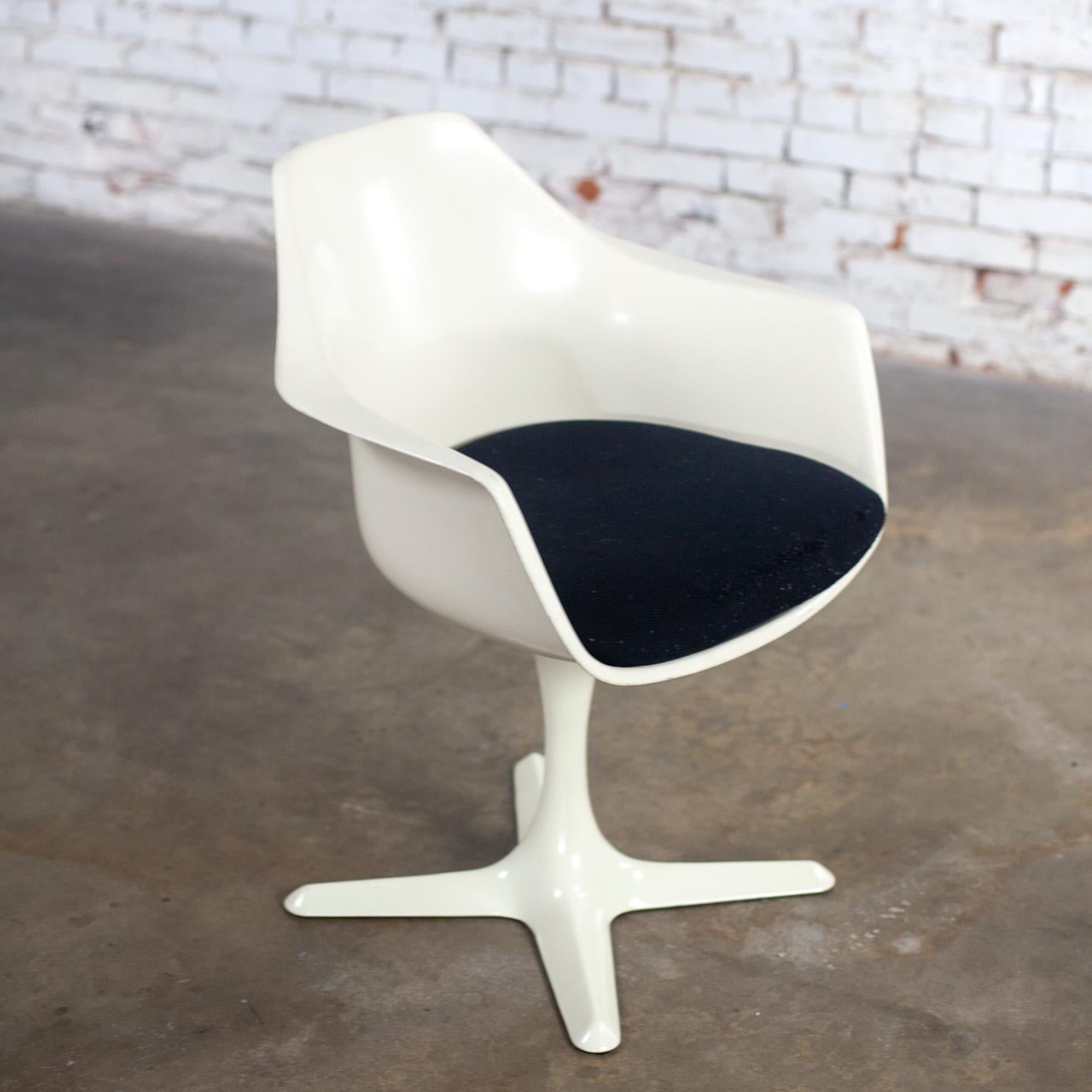 1 Fauteuil tulipe MCM du milieu du 20e siècle avec coque blanche et coussin noir par Burke Bon état - En vente à Topeka, KS