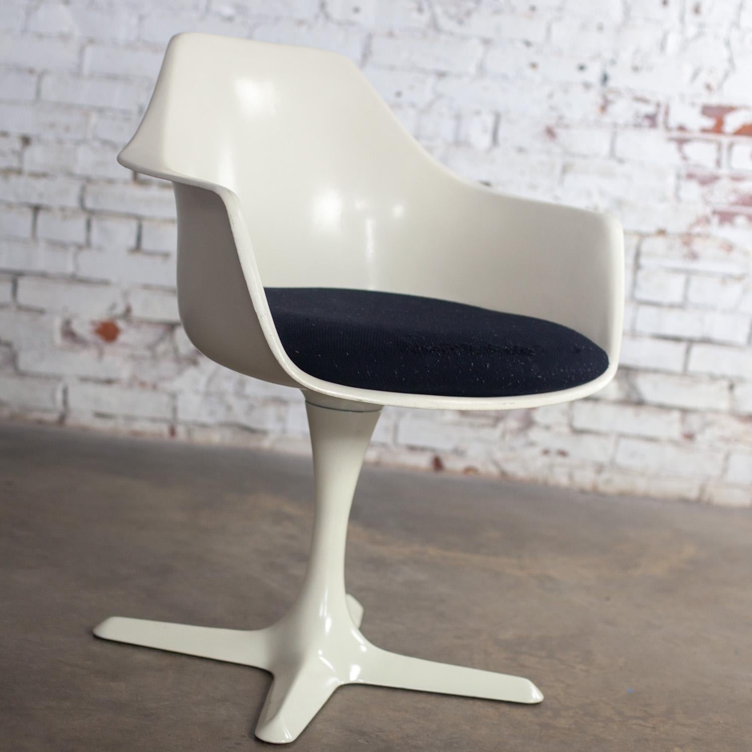 20ième siècle 1 Fauteuil tulipe MCM du milieu du 20e siècle avec coque blanche et coussin noir par Burke en vente