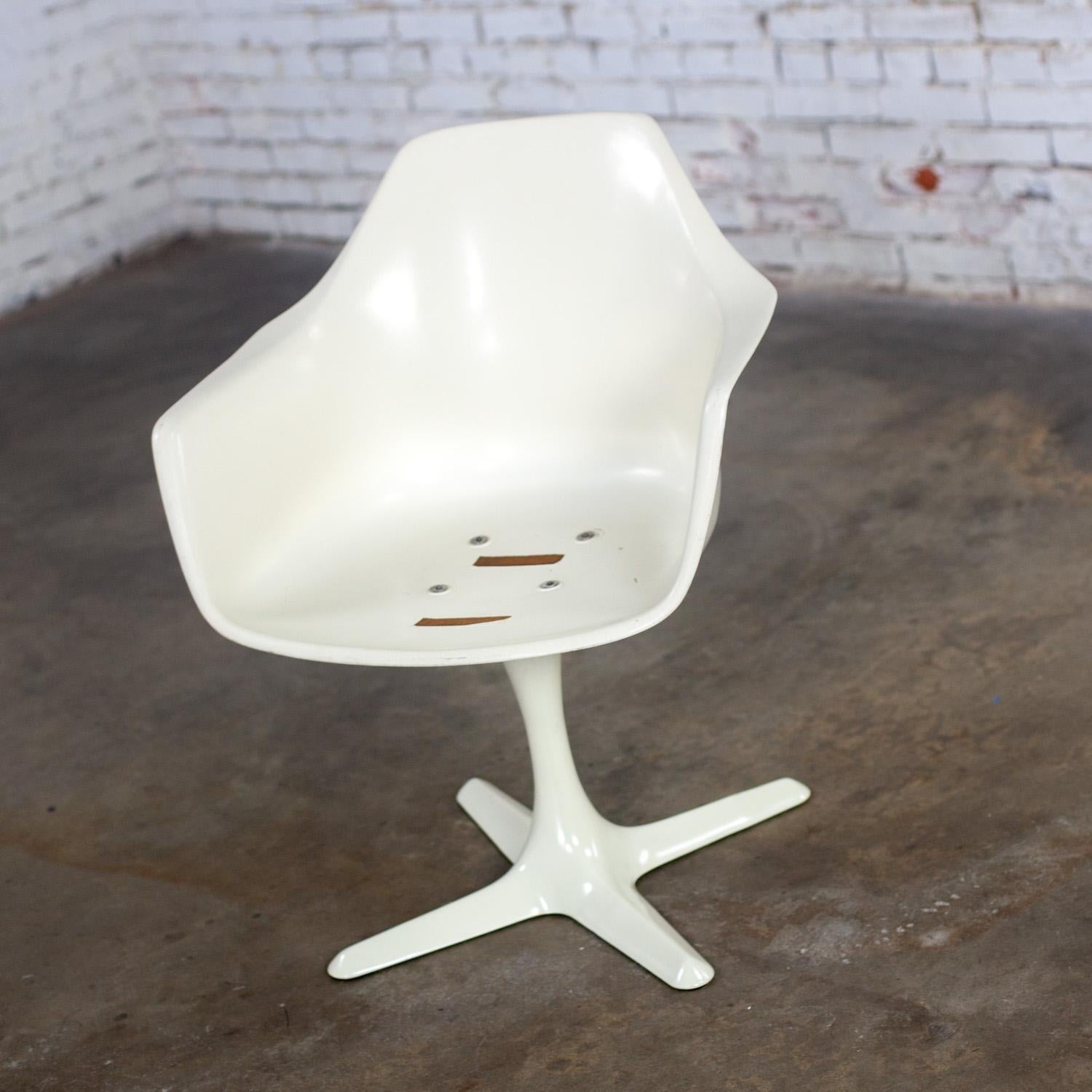 Métal 1 Fauteuil tulipe MCM du milieu du 20e siècle avec coque blanche et coussin noir par Burke en vente