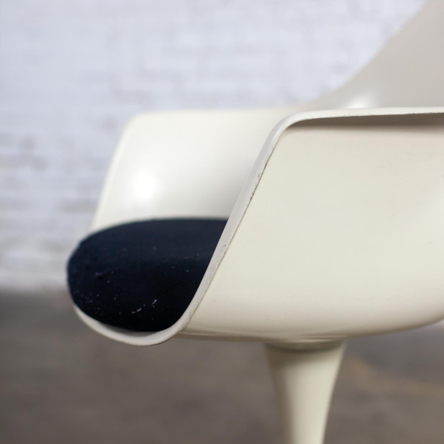 1 Fauteuil tulipe MCM du milieu du 20e siècle avec coque blanche et coussin noir par Burke en vente 1