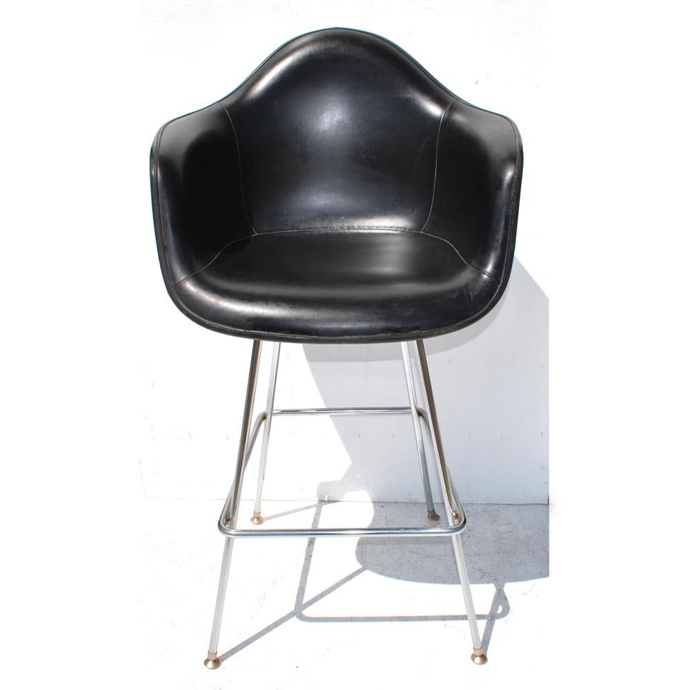 Charles und Ray Eames 

Charles und Ray heirateten 1941 und zogen nach Kalifornien, wo sie ihre Arbeit als Möbeldesigner mit Sperrholzformteilen fortsetzten. Während des Krieges wurden sie von der Marine mit der Herstellung von Sperrholzschienen,