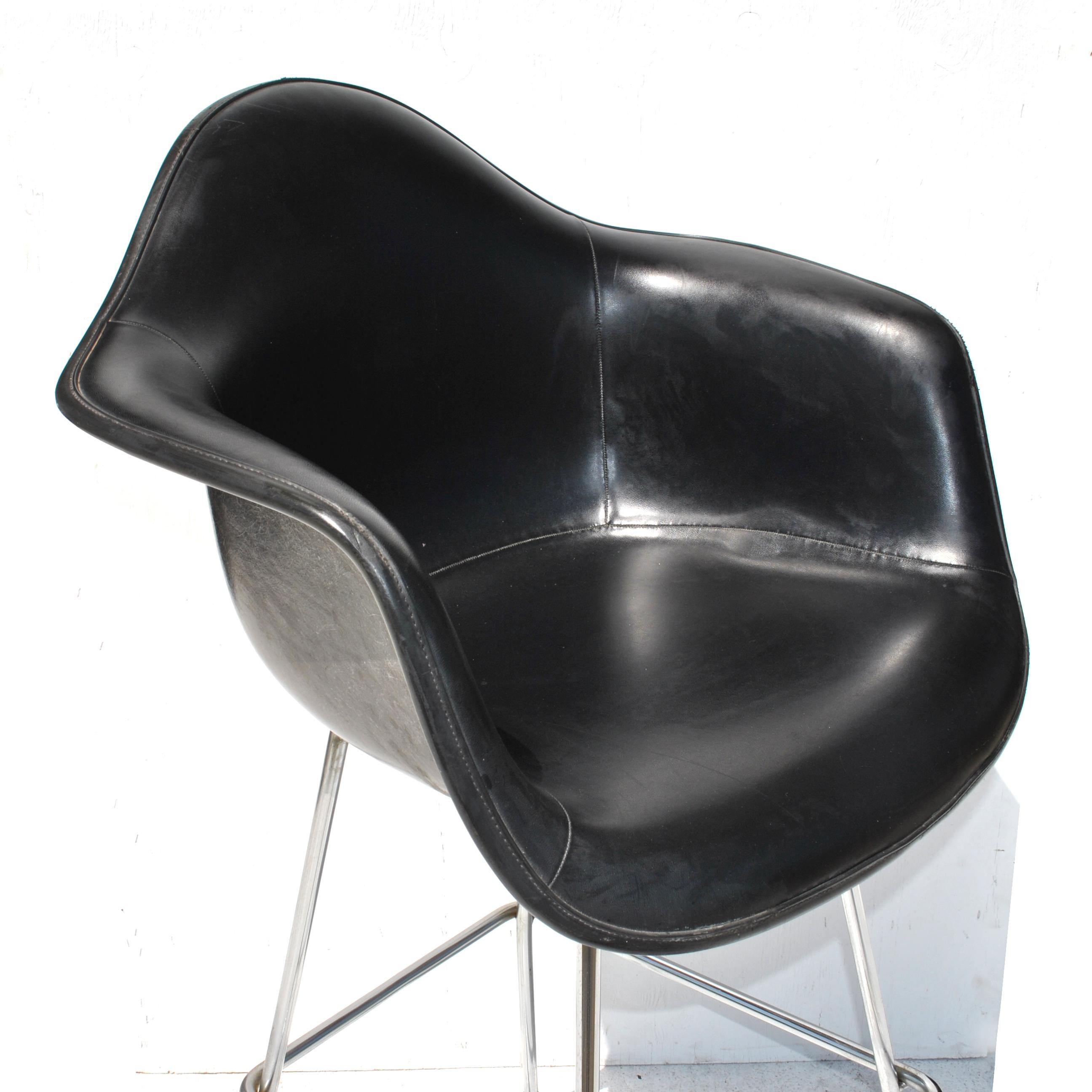1 H Miller Eames Fiberglashocker mit H-Fuß aus der Mitte des Jahrhunderts im Zustand „Gut“ im Angebot in Pasadena, TX