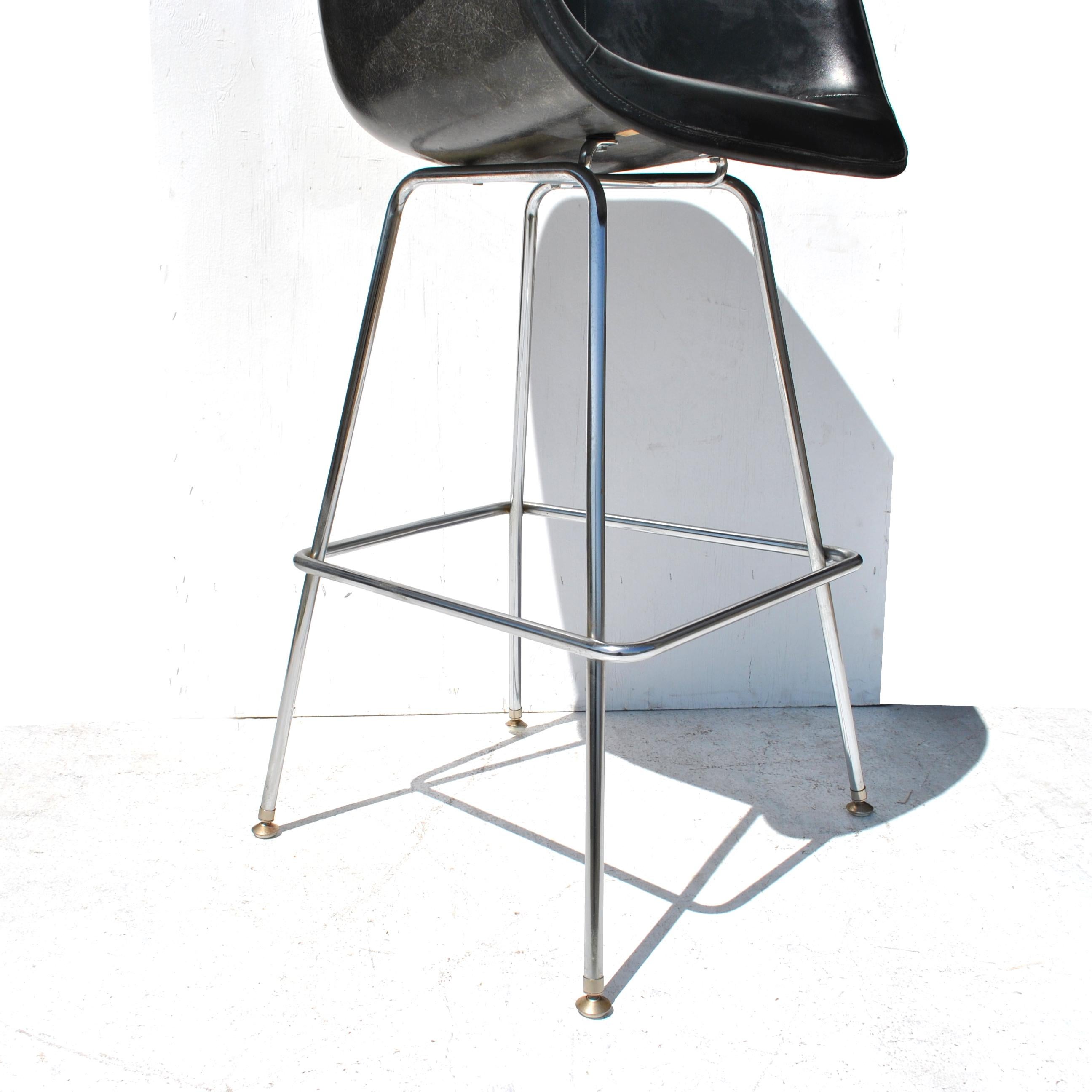 20ième siècle 1 Tabouret Miller Eames en fibre de verre du milieu du siècle dernier avec base en H en vente