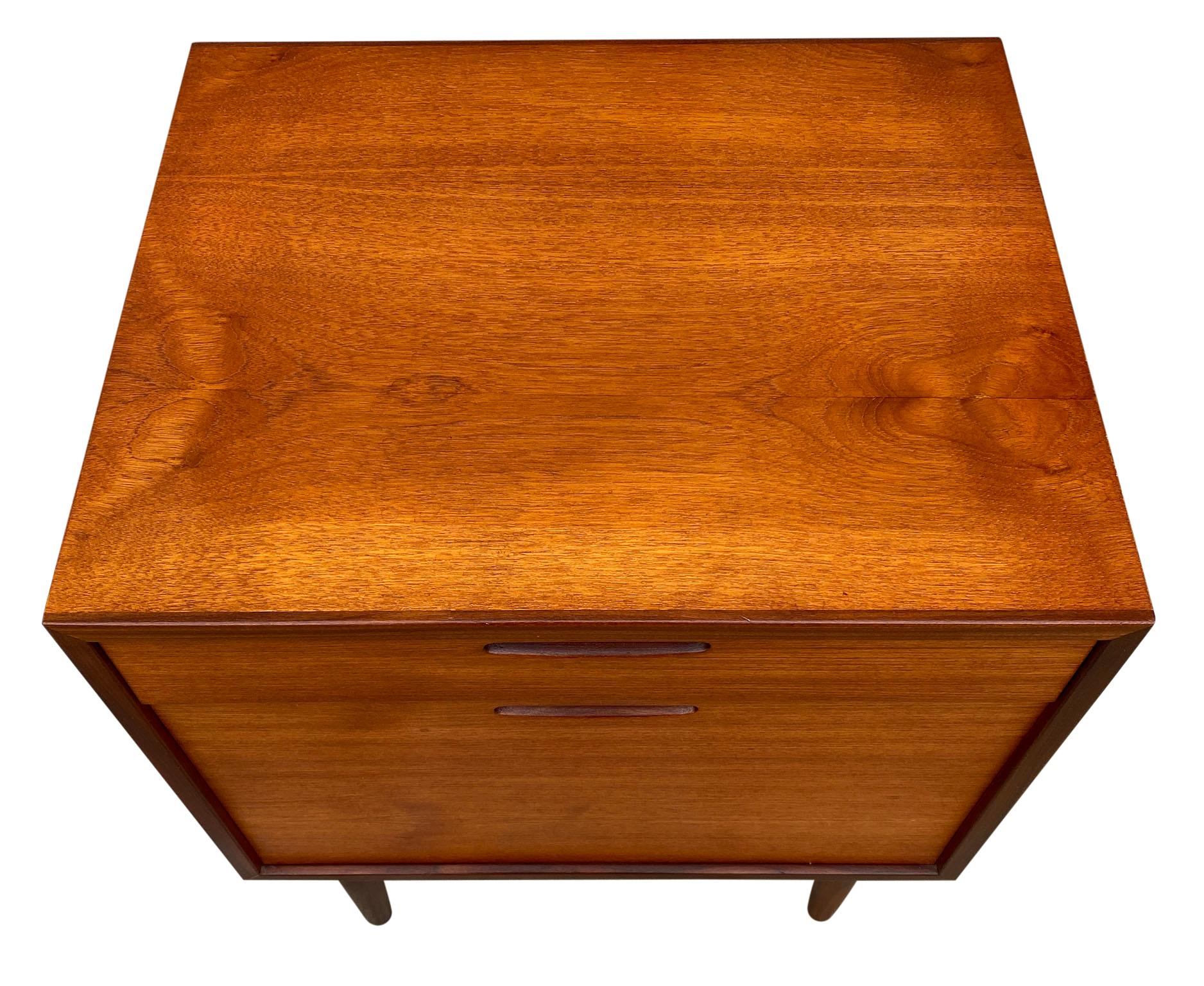 (1) Beautiful single drawer nightstand designed by Ib Kofod-Larsen and manufactured by J. Clausen Brande Møbelfabrik, Denmark, 1960. Very high quality Scandinavian design, superb finished all around and even the teak wooden back. Nice details are