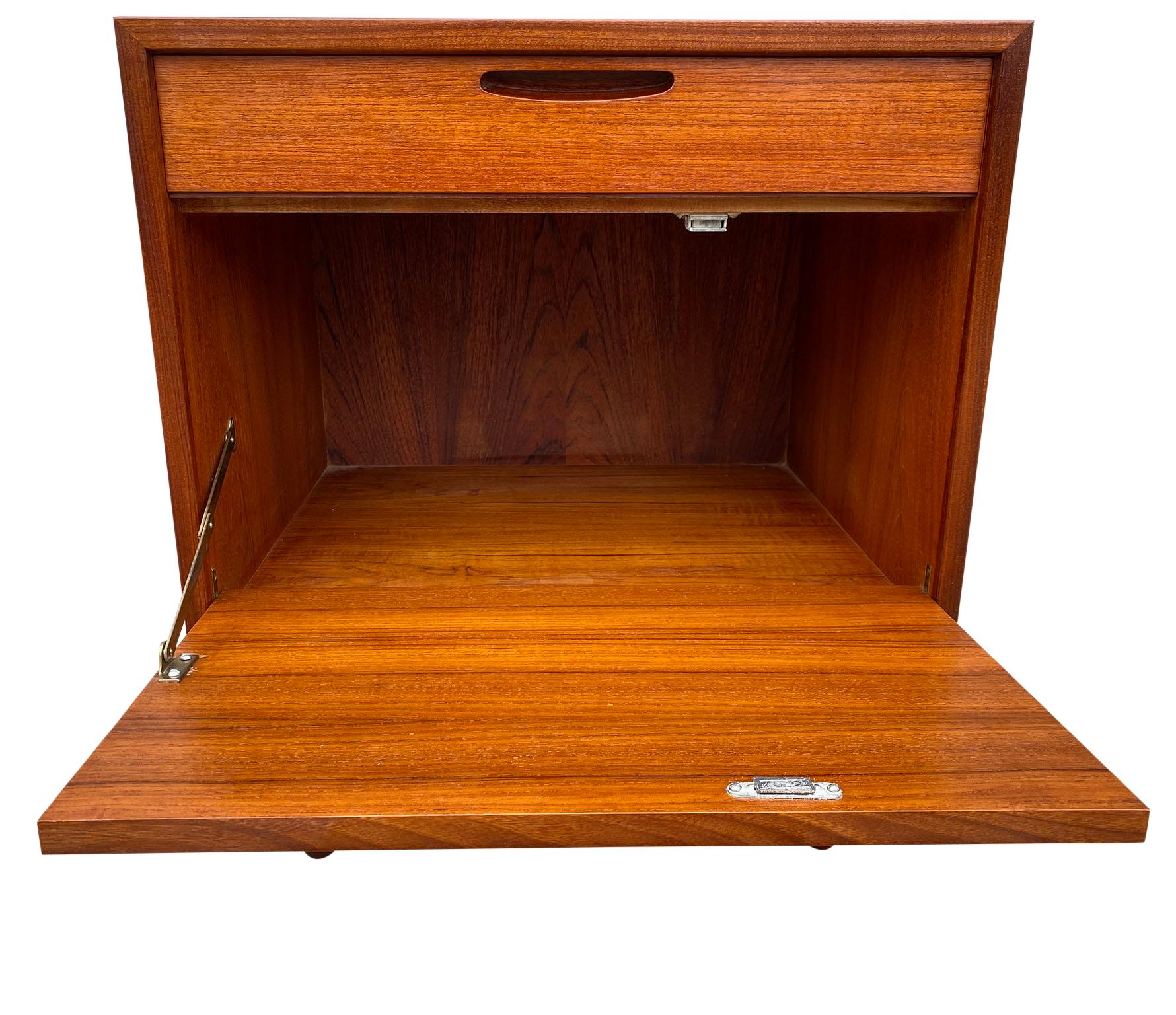 '1' Midcentury Ib Kofod-Larsen Teak Nightstand Brande Mobelfabrik In Good Condition In BROOKLYN, NY