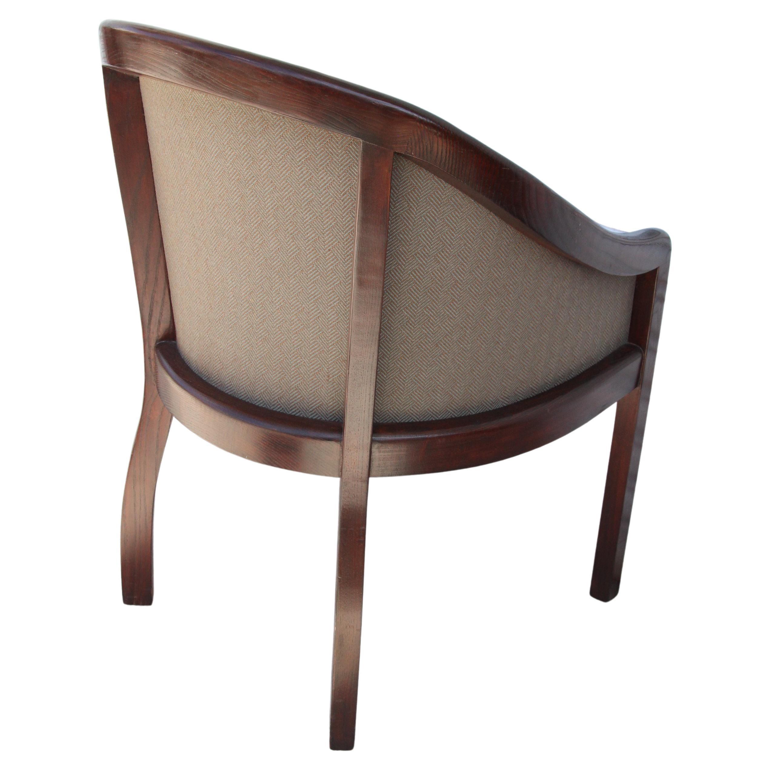 1 Mid Century Jack Lenor Larsen Barrel Chair

Eleganter Stuhl im Tonnenstil mit leicht gewölbten Rahmen. Taupefarbene Tweed-Polsterung.
5 verfügbar.

