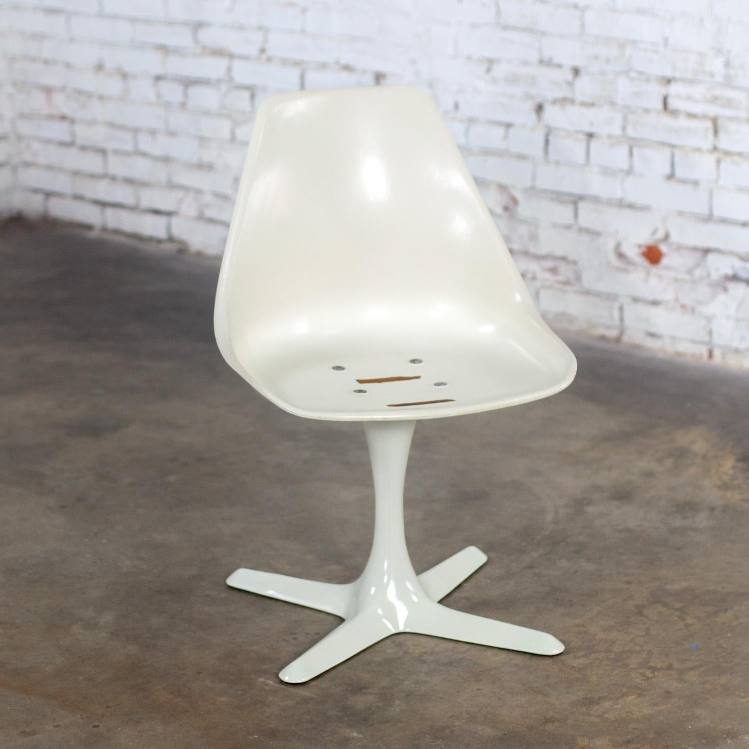 1 Chaise d'appoint Tulip moderne du milieu du siècle dernier, coquillage blanc et coussins noirs par Burke en vente 4