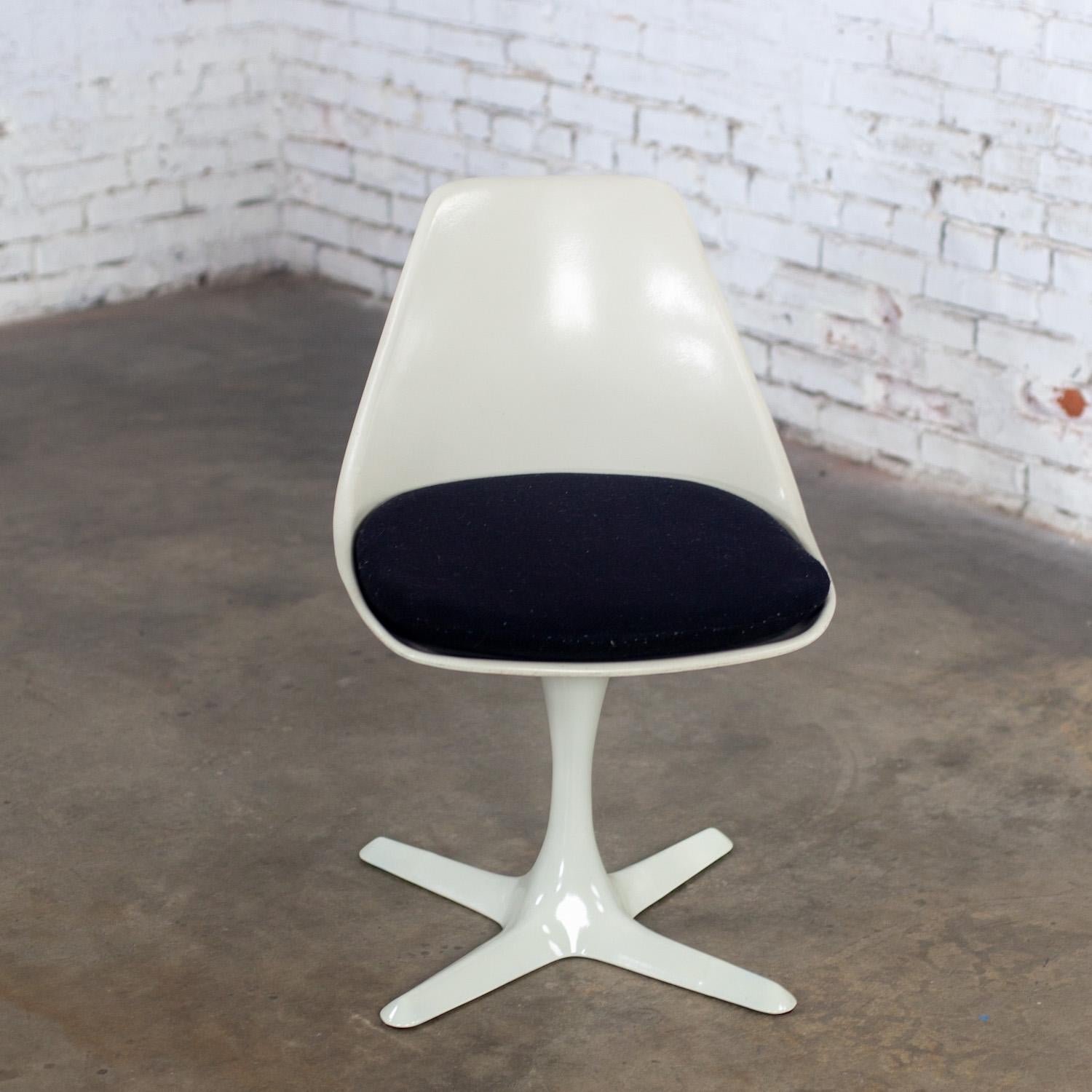 1 Chaise d'appoint Tulip moderne du milieu du siècle dernier, coquillage blanc et coussins noirs par Burke en vente 5