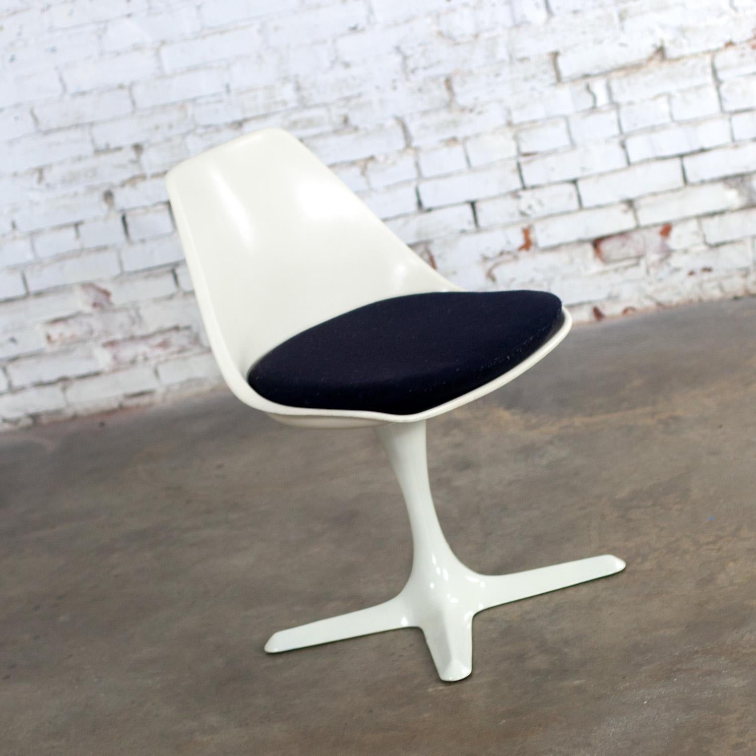 Merveilleuse chaise d'appoint Tulip du milieu du 20e siècle par Burke composée d'une coque ou d'un cadre sans bras en fibre de verre blanche et d'une base en fibre de verre à 4 branches, d'un manche en métal peint en blanc et d'un coussin d'assise