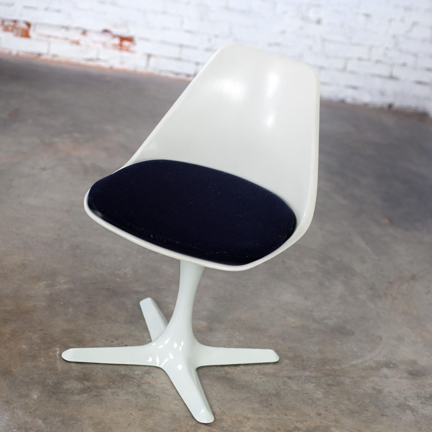 Mid-Century Modern 1 Chaise d'appoint Tulip moderne du milieu du siècle dernier, coquillage blanc et coussins noirs par Burke en vente
