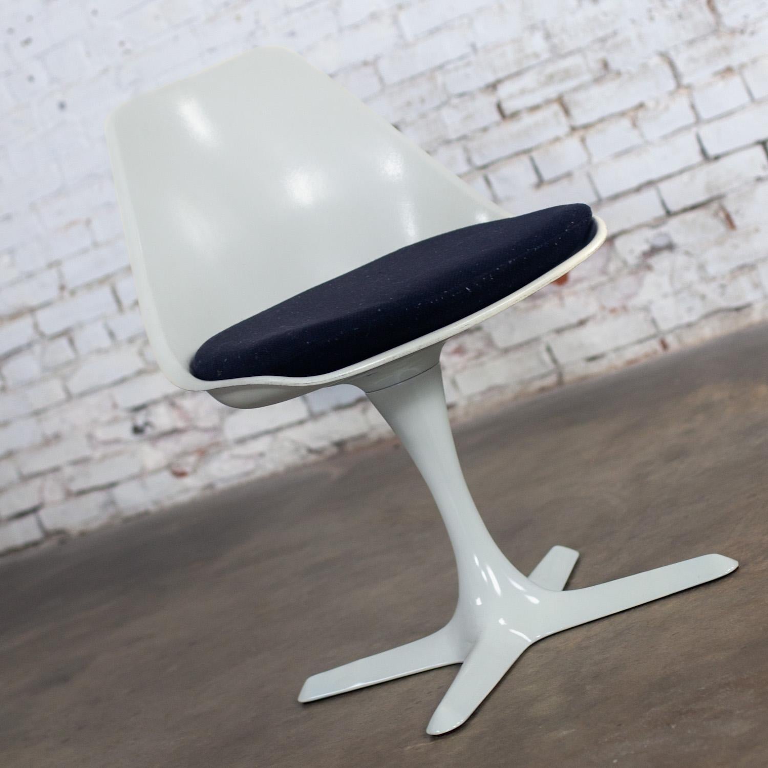 Américain 1 Chaise d'appoint Tulip moderne du milieu du siècle dernier, coquillage blanc et coussins noirs par Burke en vente