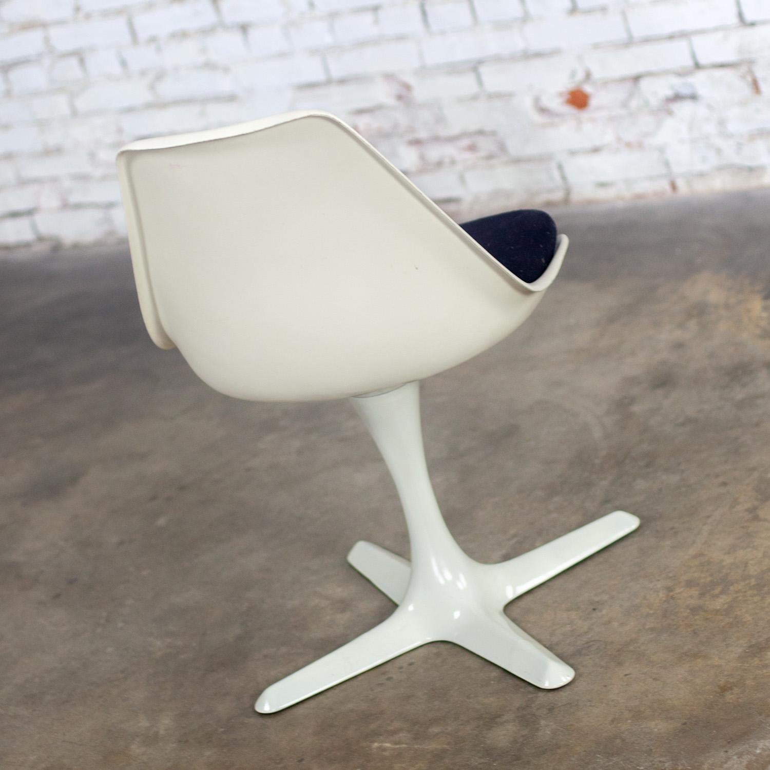 Peint 1 Chaise d'appoint Tulip moderne du milieu du siècle dernier, coquillage blanc et coussins noirs par Burke en vente