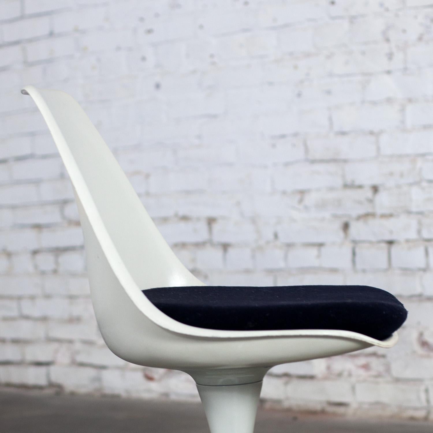 20ième siècle 1 Chaise d'appoint Tulip moderne du milieu du siècle dernier, coquillage blanc et coussins noirs par Burke en vente