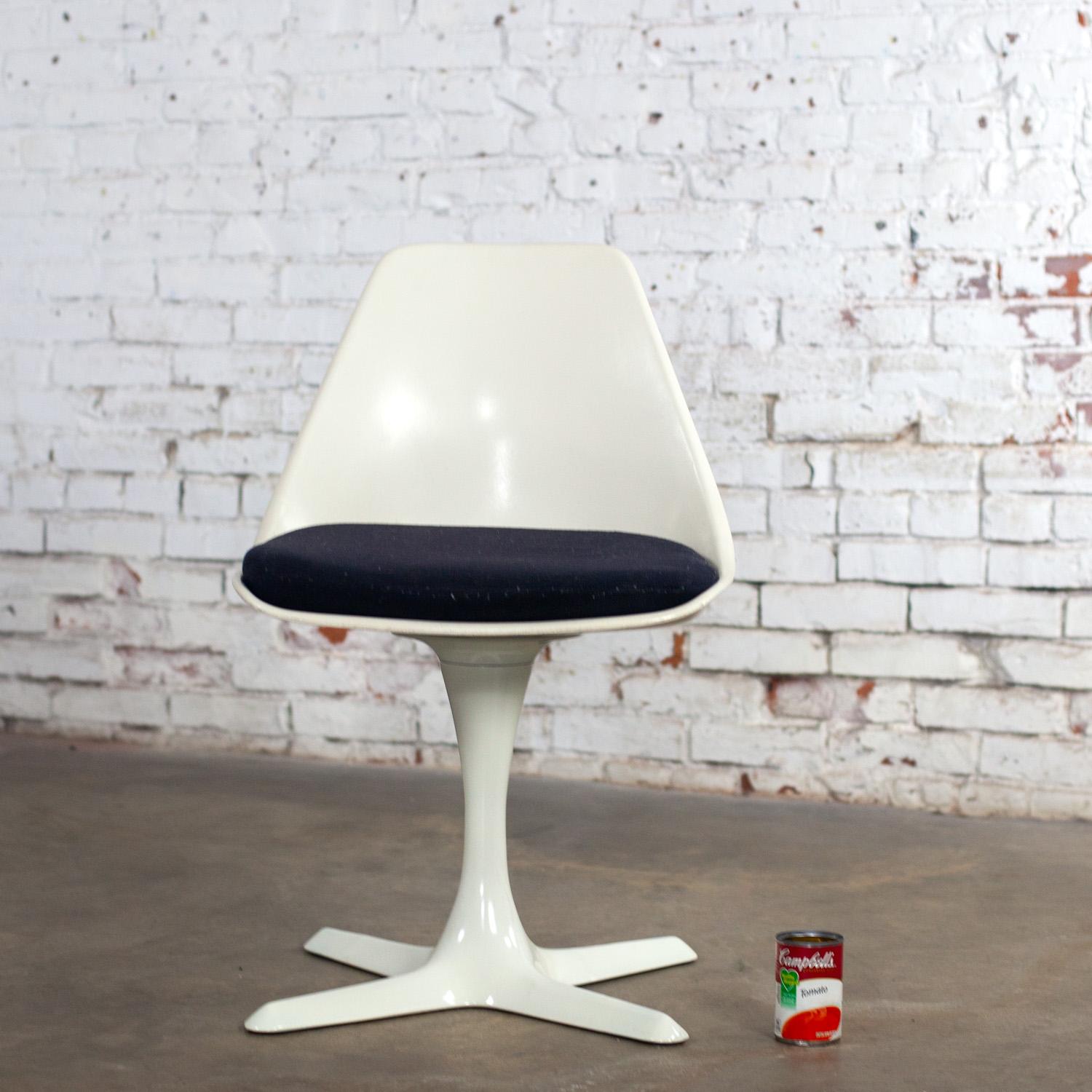 Métal 1 Chaise d'appoint Tulip moderne du milieu du siècle dernier, coquillage blanc et coussins noirs par Burke en vente