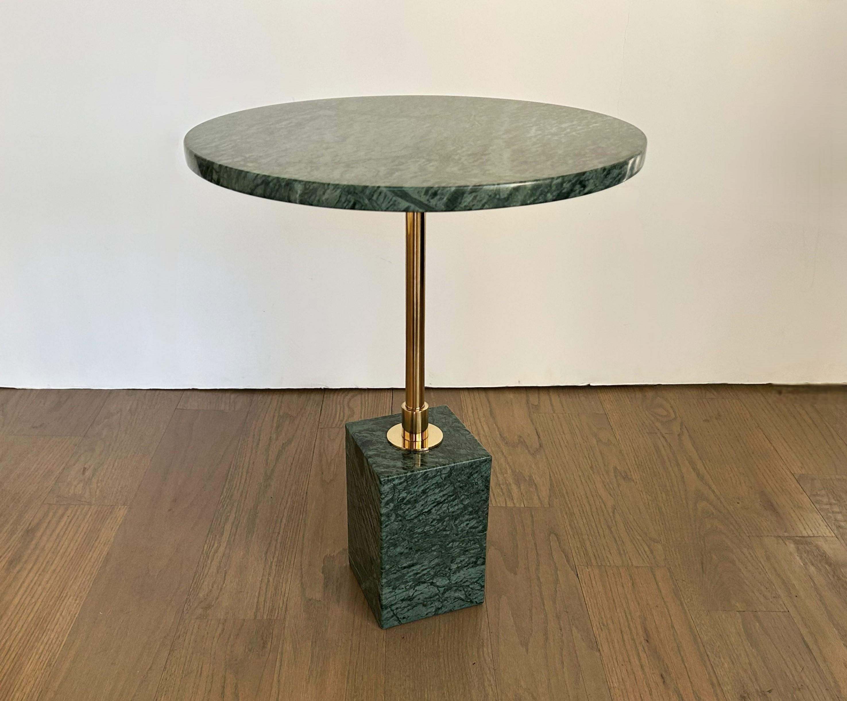 Cette petite table à boissons très attrayante incorpore des éléments de design géométriques pour une silhouette étonnante. Le plateau et la base en marbre vert offrent un contraste saisissant avec la tige centrale en laiton. Le veinage dynamique du