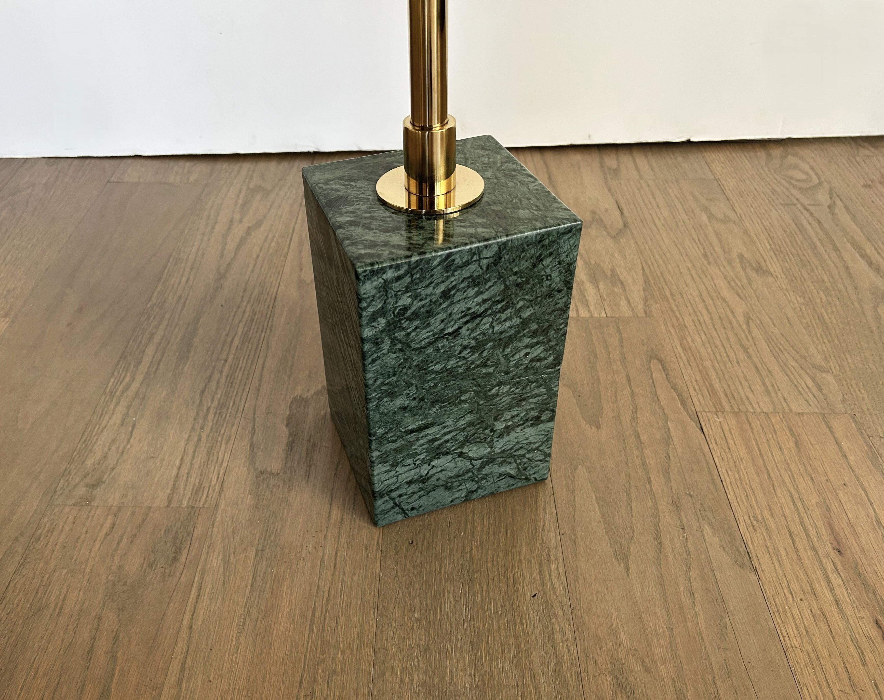 Minimaliste 1 Petite table d'appoint minimaliste en laiton et marbre vert en vente
